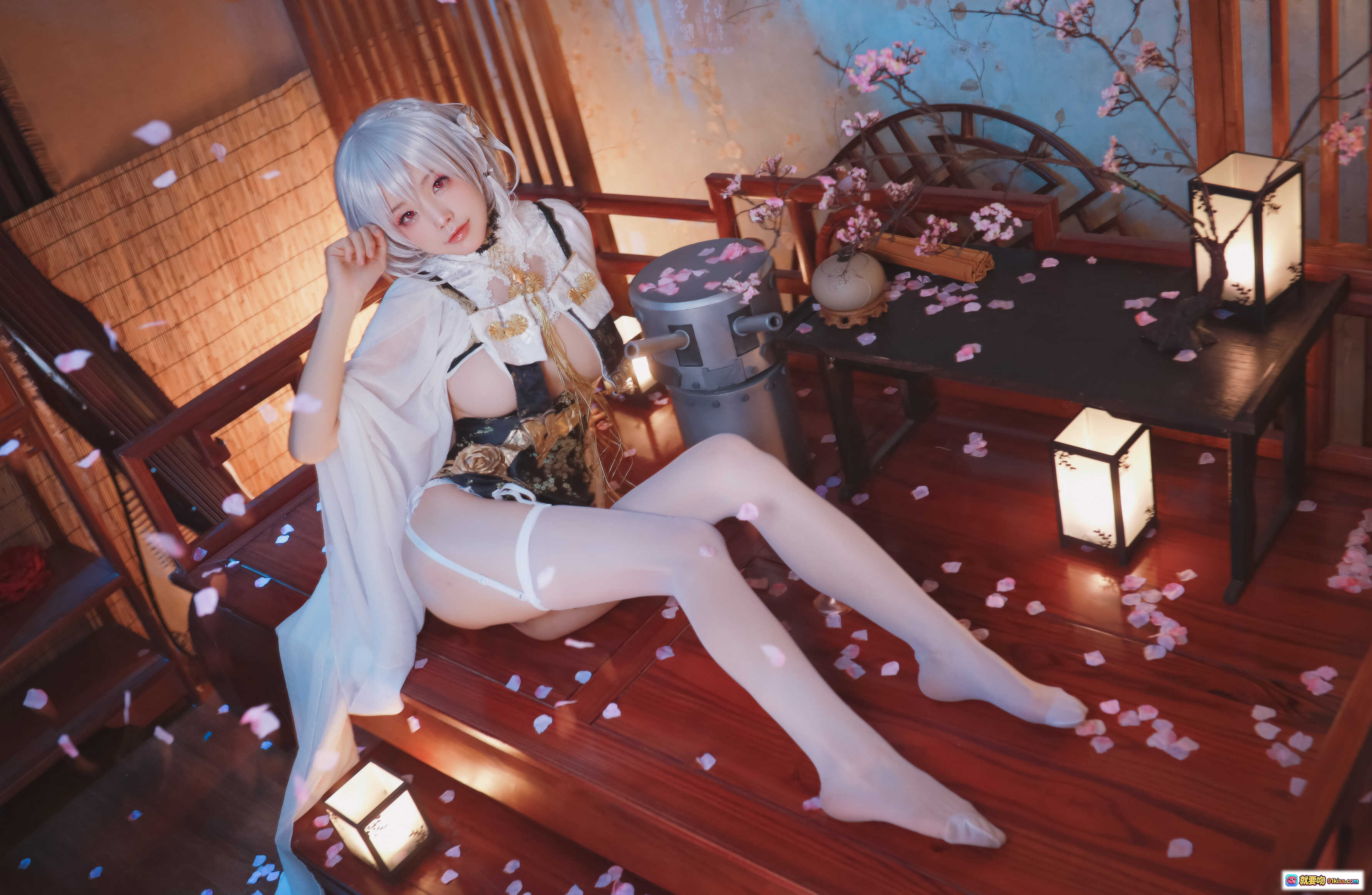 图片[2] - 水淼aqua NO.035 天狼星 Cosplay写真 | 白发少女和风室内场景 | 黑金蕾丝服饰+薄纱外披 | 樱花散落木地板 | 精致茶具背景 | 39P高清图集 - 就要吻
