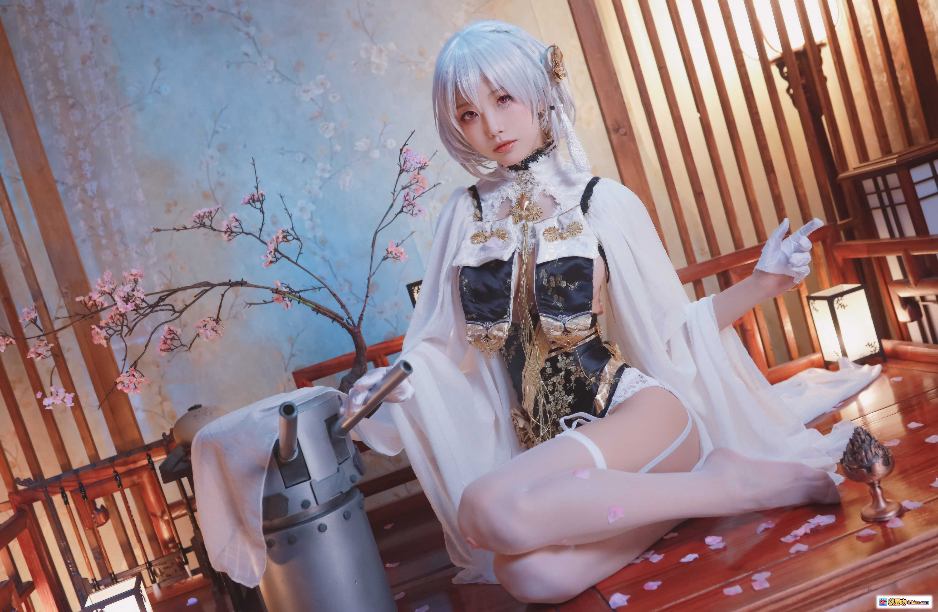 图片[4] - 水淼aqua NO.035 天狼星 Cosplay写真 | 白发少女和风室内场景 | 黑金蕾丝服饰+薄纱外披 | 樱花散落木地板 | 精致茶具背景 | 39P高清图集 - 就要吻