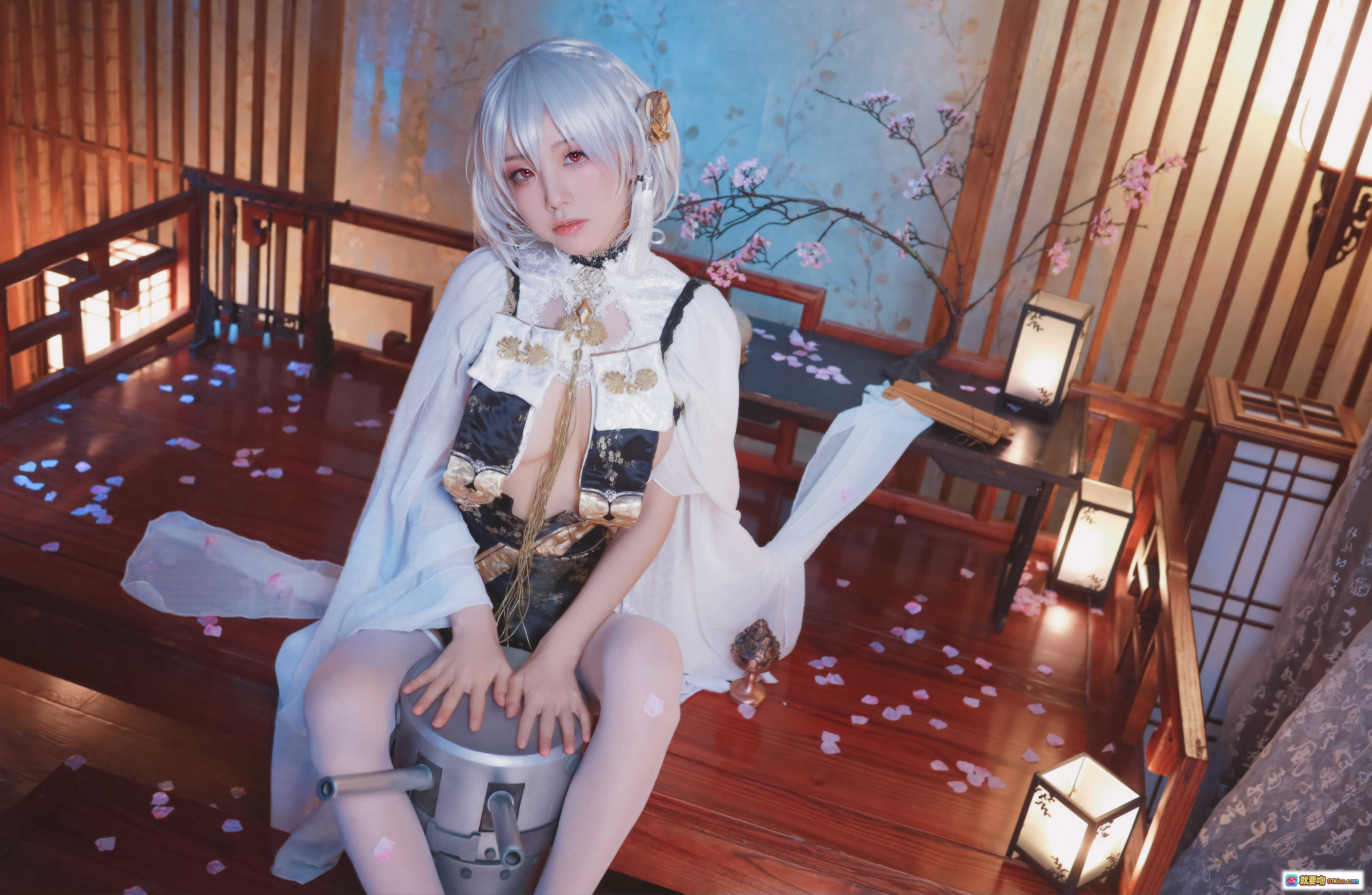 图片[5] - 水淼aqua NO.035 天狼星 Cosplay写真 | 白发少女和风室内场景 | 黑金蕾丝服饰+薄纱外披 | 樱花散落木地板 | 精致茶具背景 | 39P高清图集 - 就要吻