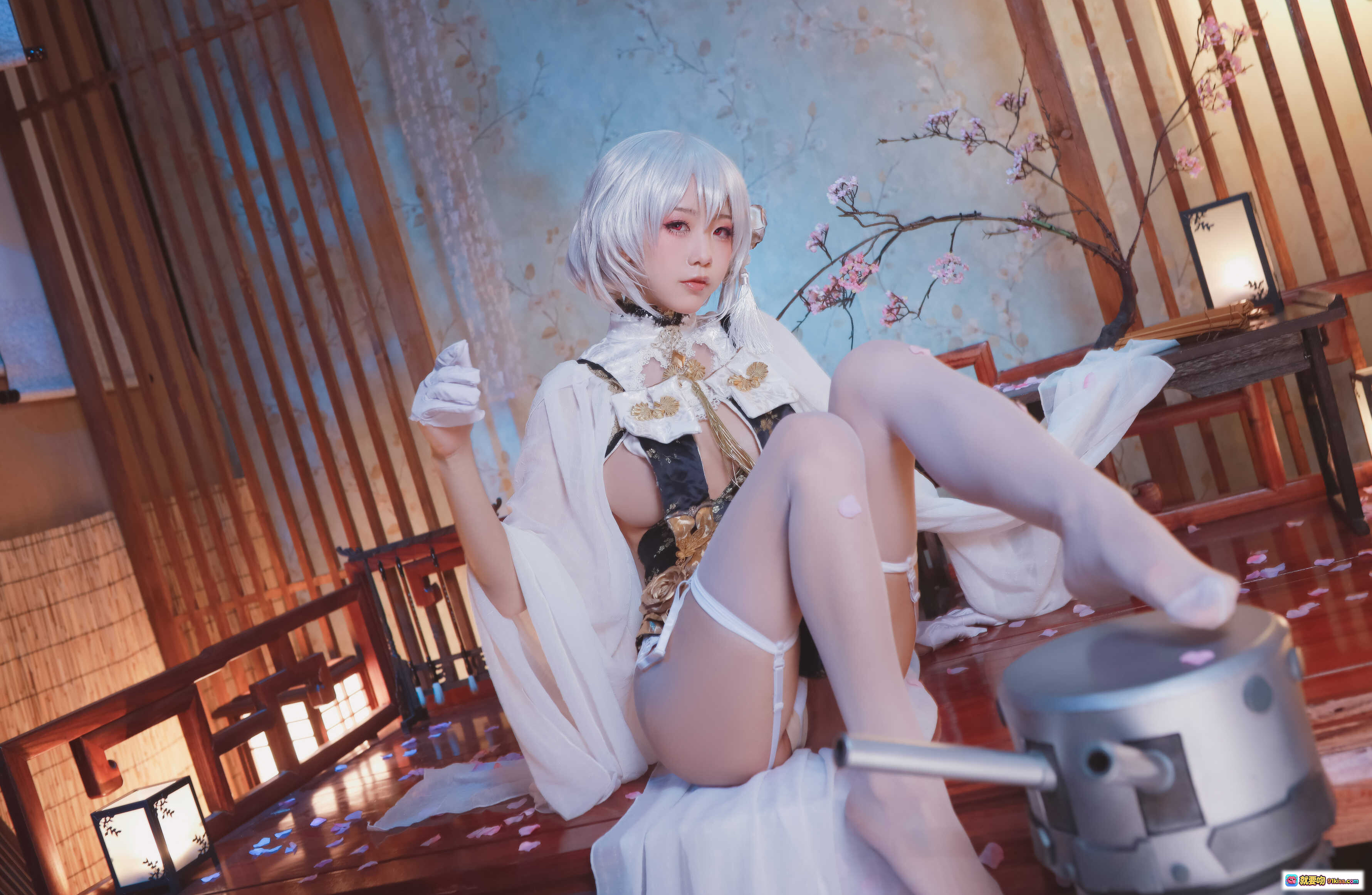 图片[8] - 水淼aqua NO.035 天狼星 Cosplay写真 | 白发少女和风室内场景 | 黑金蕾丝服饰+薄纱外披 | 樱花散落木地板 | 精致茶具背景 | 39P高清图集 - 就要吻