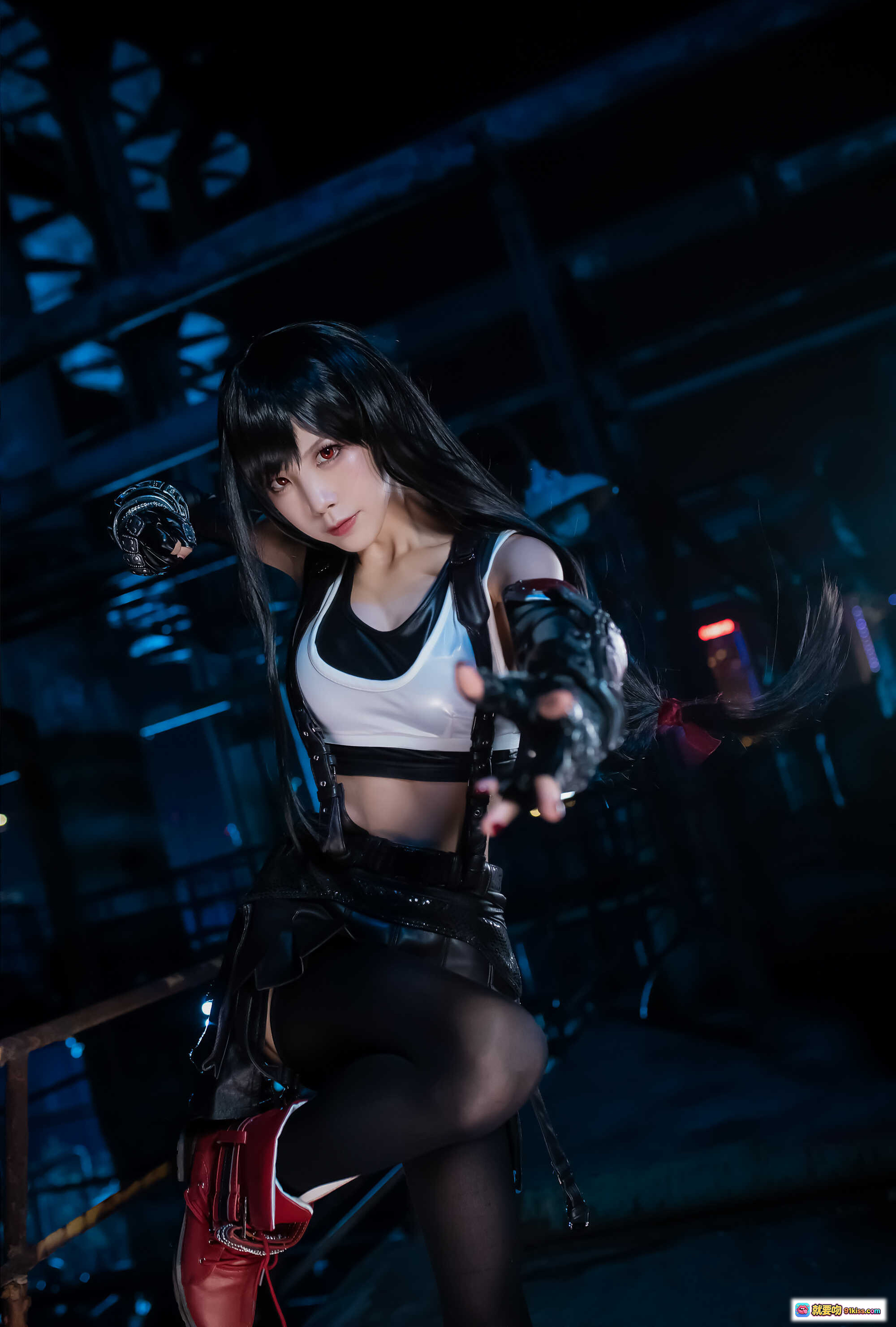 水淼aqua NO.057 蒂法原皮Cosplay写真 | 黑长直少女 | 白色运动背心+黑色皮裙 | 红靴黑丝 | 工业风夜景 | 动感姿势 | 高清20P - 就要吻