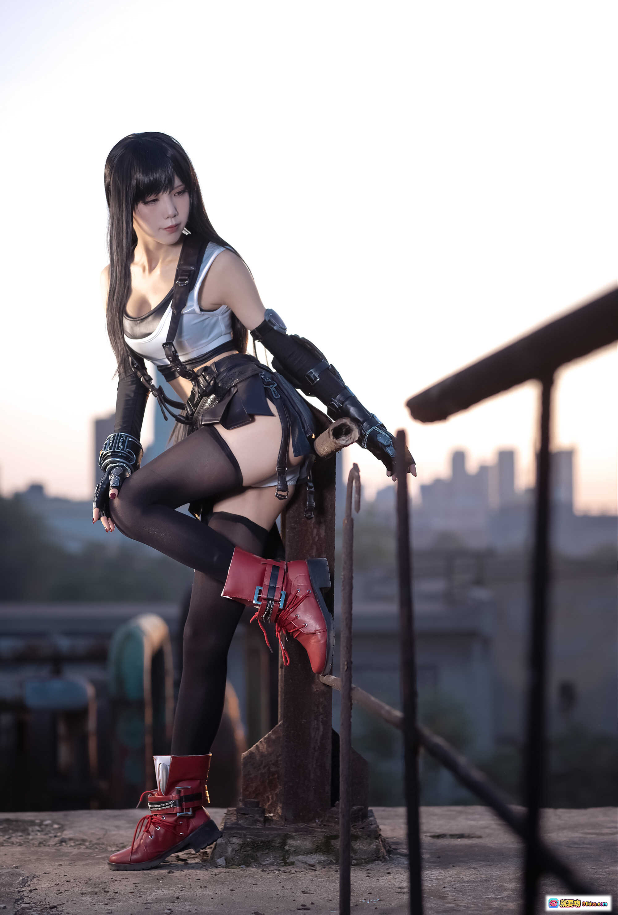 图片[8] - 水淼aqua NO.057 蒂法原皮Cosplay写真 | 黑长直少女 | 白色运动背心+黑色皮裙 | 红靴黑丝 | 工业风夜景 | 动感姿势 | 高清20P - 就要吻