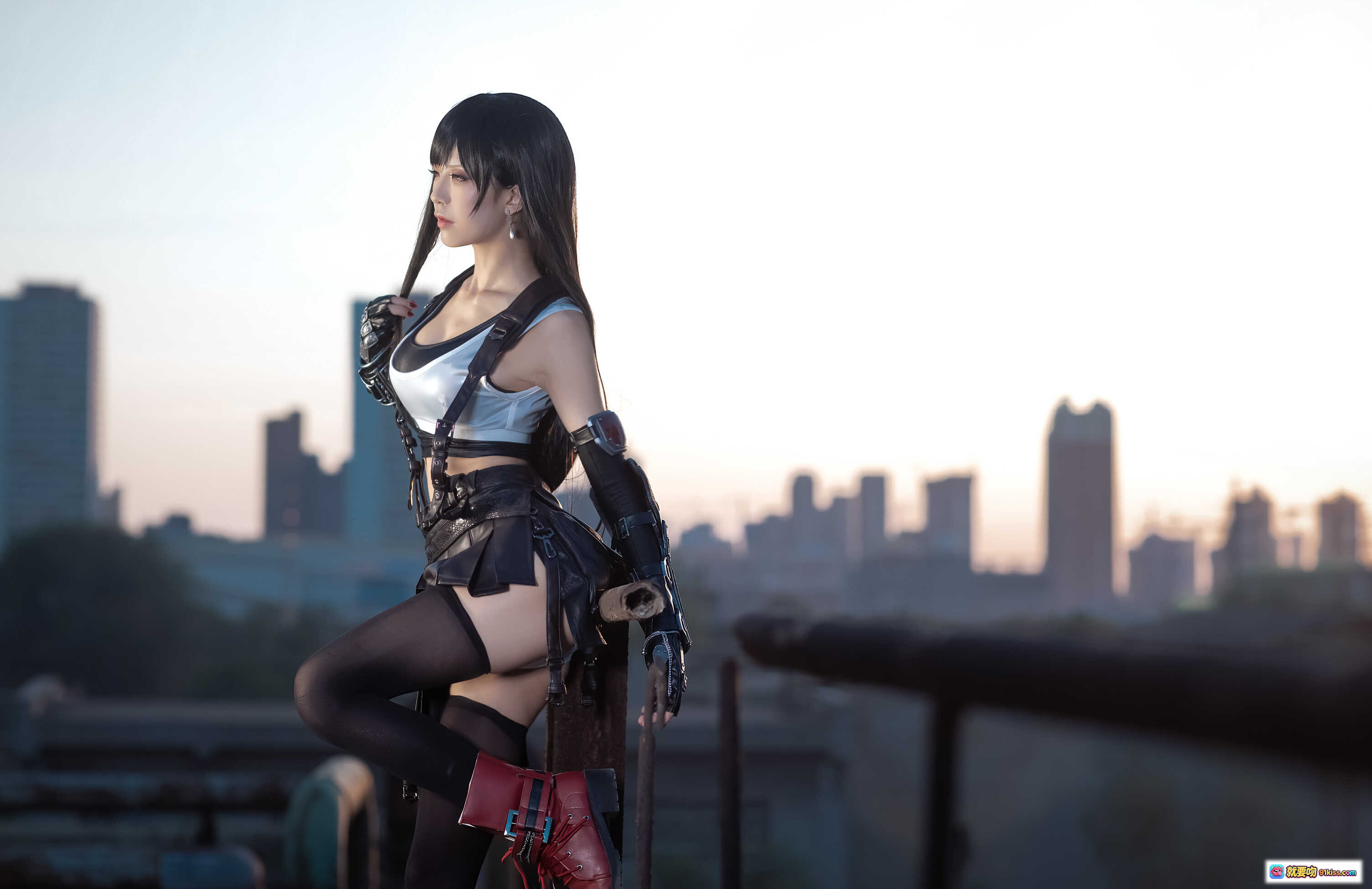 图片[5] - 水淼aqua NO.057 蒂法原皮Cosplay写真 | 黑长直少女 | 白色运动背心+黑色皮裙 | 红靴黑丝 | 工业风夜景 | 动感姿势 | 高清20P - 就要吻