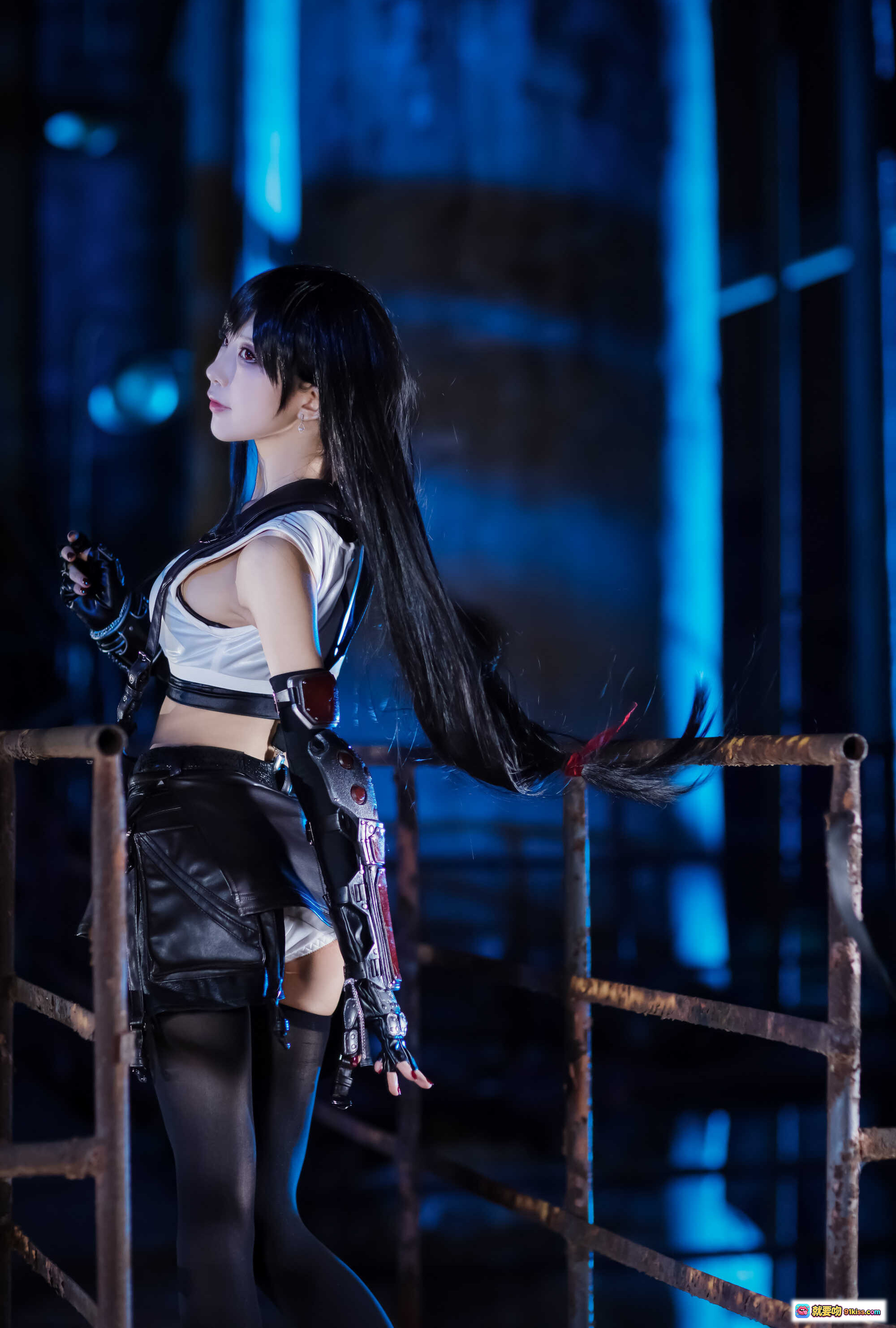 图片[3] - 水淼aqua NO.057 蒂法原皮Cosplay写真 | 黑长直少女 | 白色运动背心+黑色皮裙 | 红靴黑丝 | 工业风夜景 | 动感姿势 | 高清20P - 就要吻