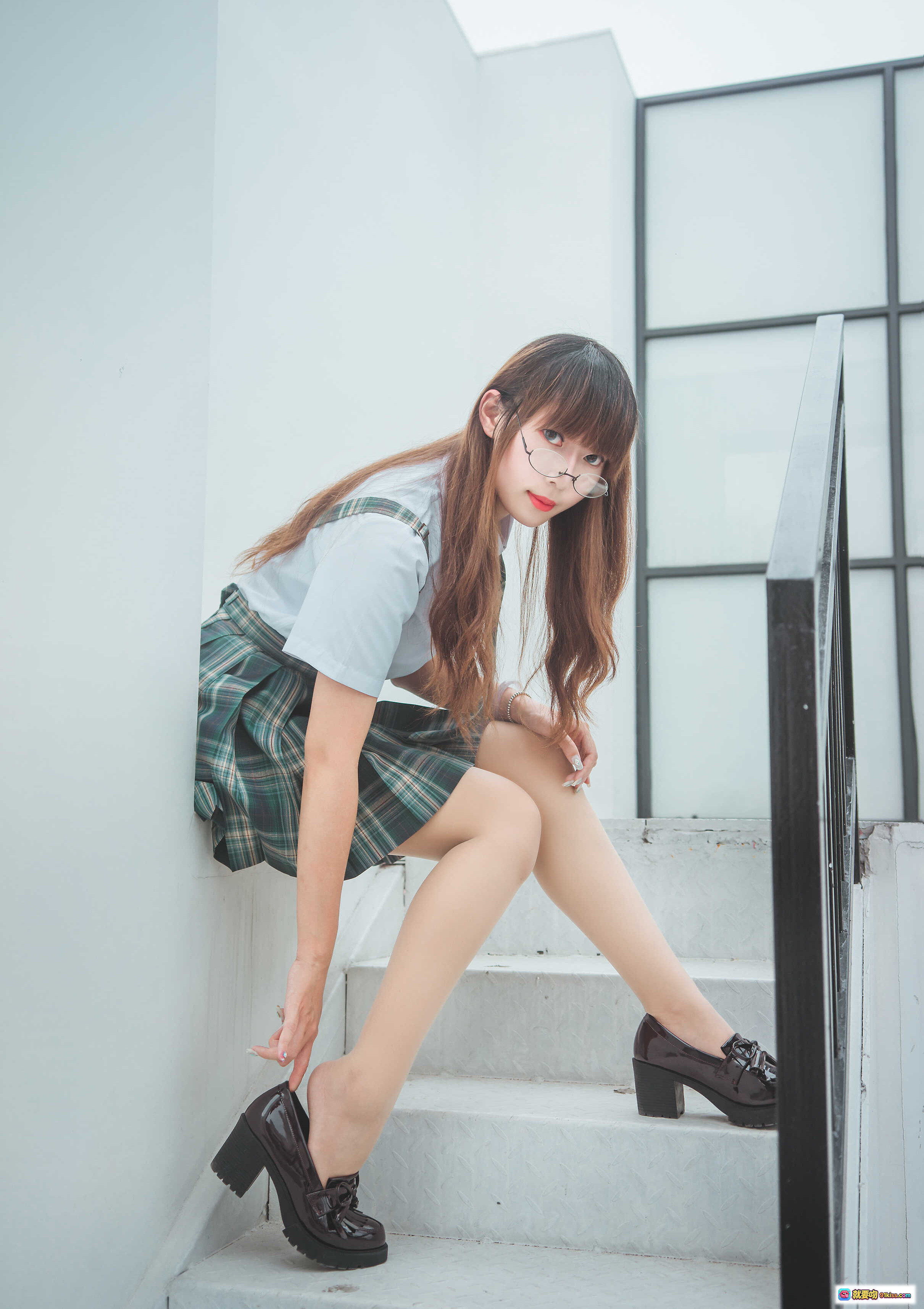 Money冷冷 NO.007 JK制服少女楼梯写真 9P高清美图 绿格裙白衬衫眼镜甜酷风 - 就要吻