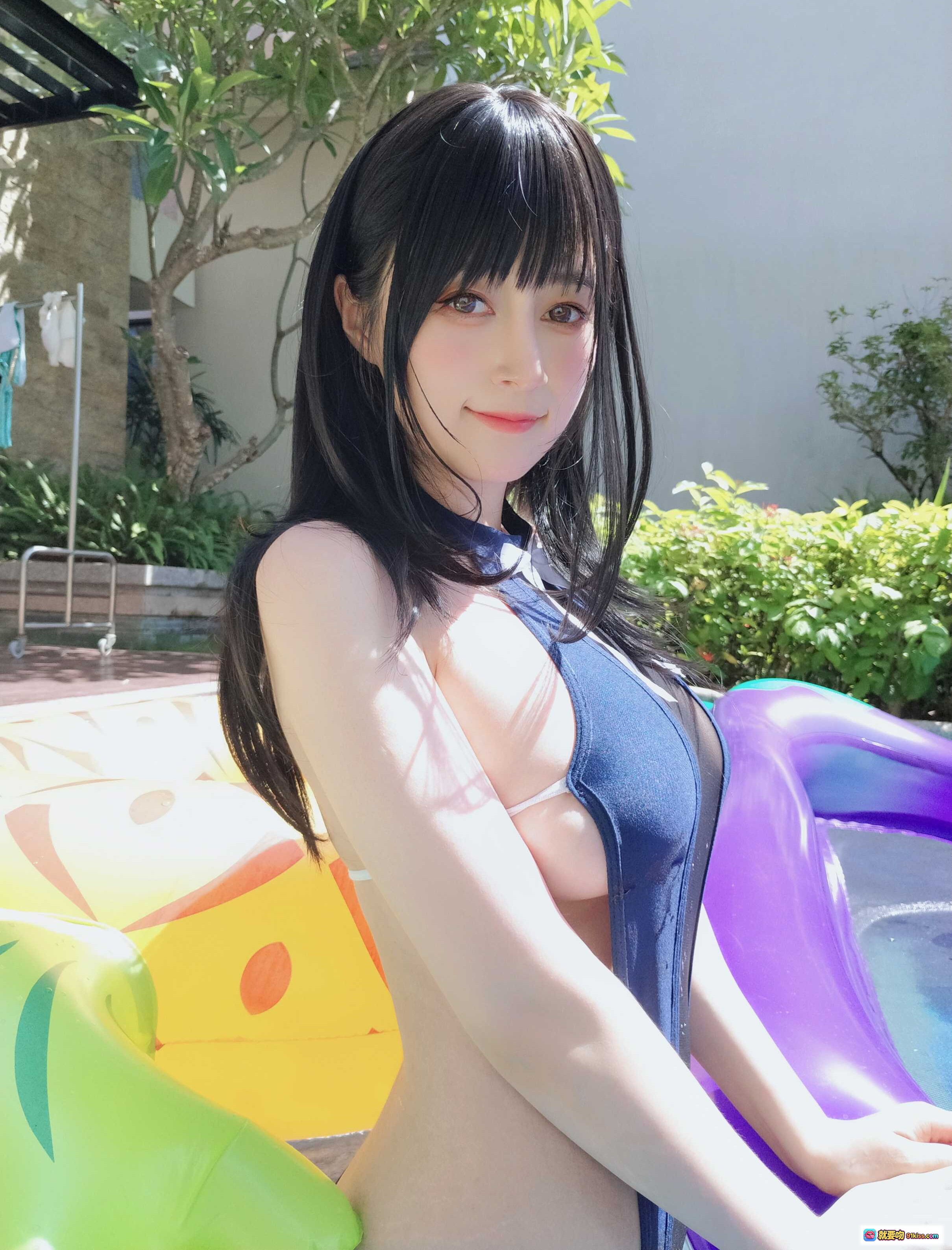 白银81 NO.081 8月会员合集 2021-08-17 黑发少女泳池边性感比基尼写真 清新自然阳光氛围 紫色浮床彩色充气玩具点缀 - 就要吻