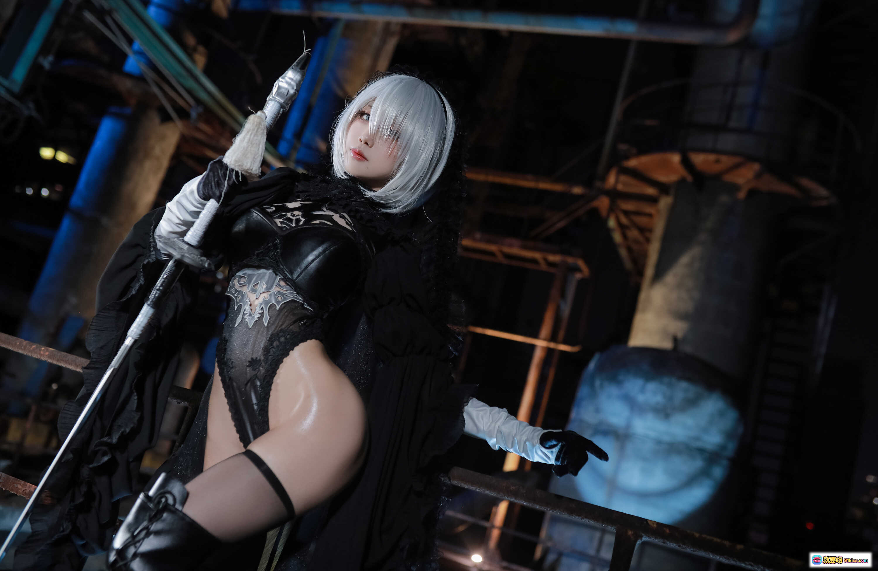 水淼aqua NO.042 黑白2B Cosplay写真 55P高清美图 工业风夜景 优雅持剑造型 丝袜黑裙性感演绎 - 就要吻