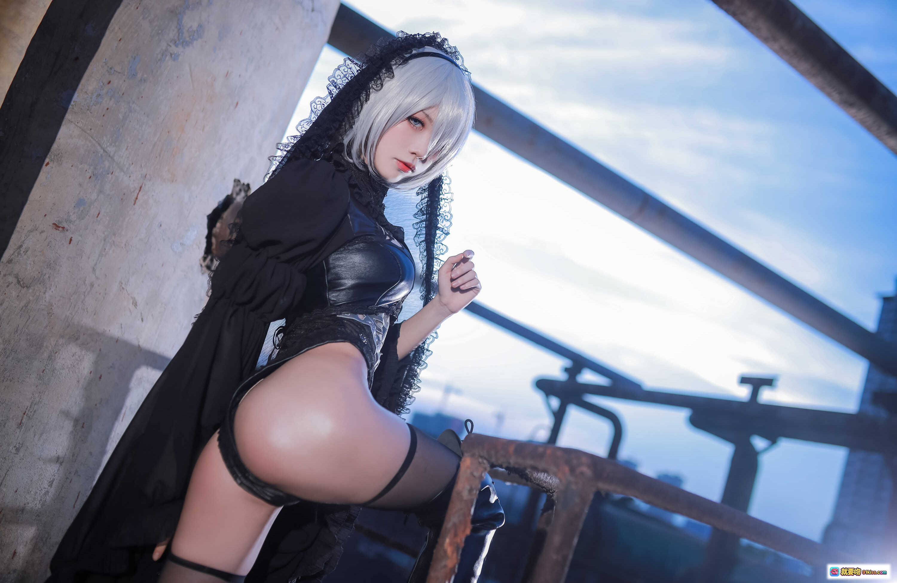 图片[6] - 水淼aqua NO.042 黑白2B Cosplay写真 55P高清美图 工业风夜景 优雅持剑造型 丝袜黑裙性感演绎 - 就要吻