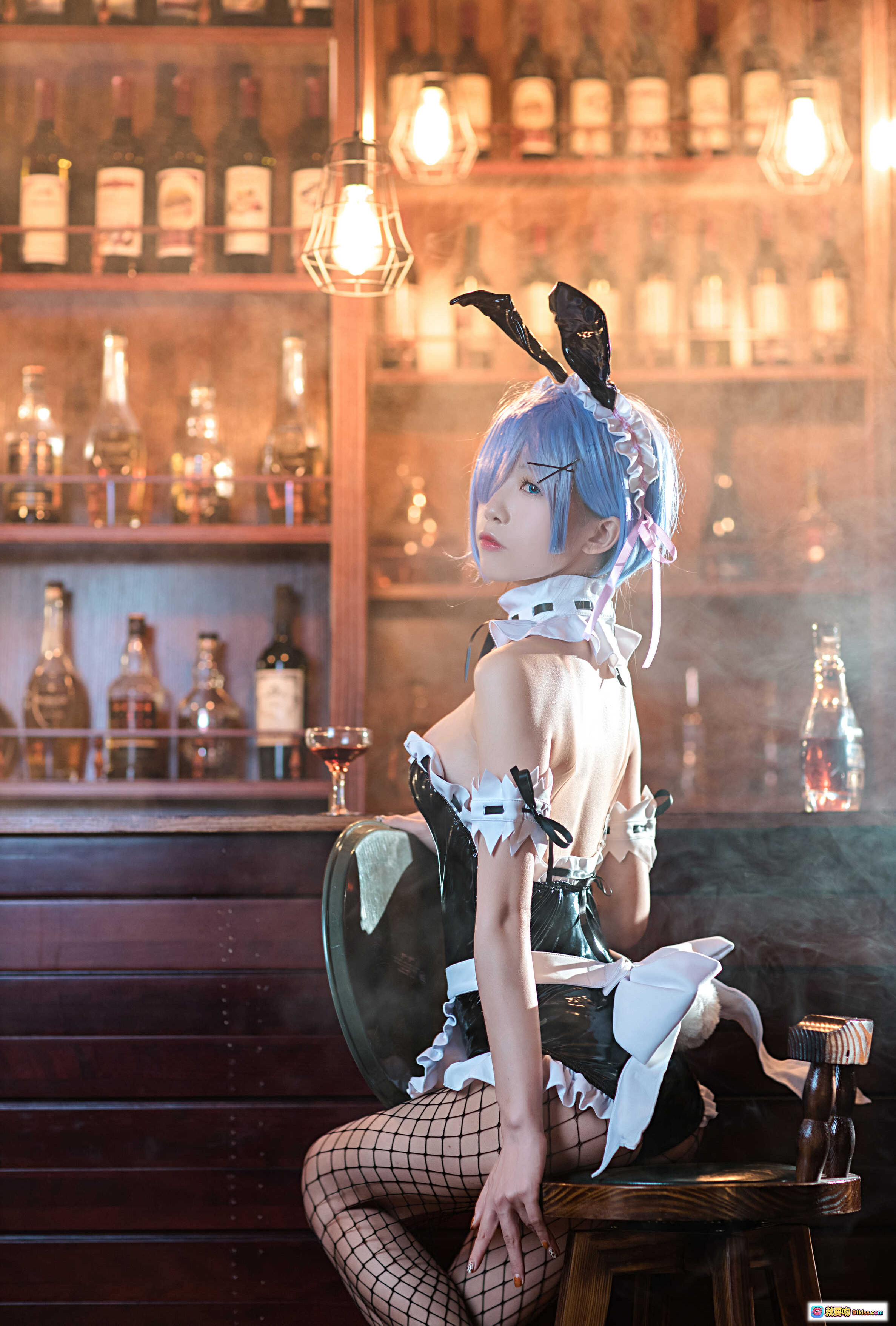 图片[6] - 水淼NO.021蕾姆兔女郎COS写真｜酒吧场景+渔网袜+女仆装+蓝发少女+酒瓶背景+氛围灯光 - 就要吻