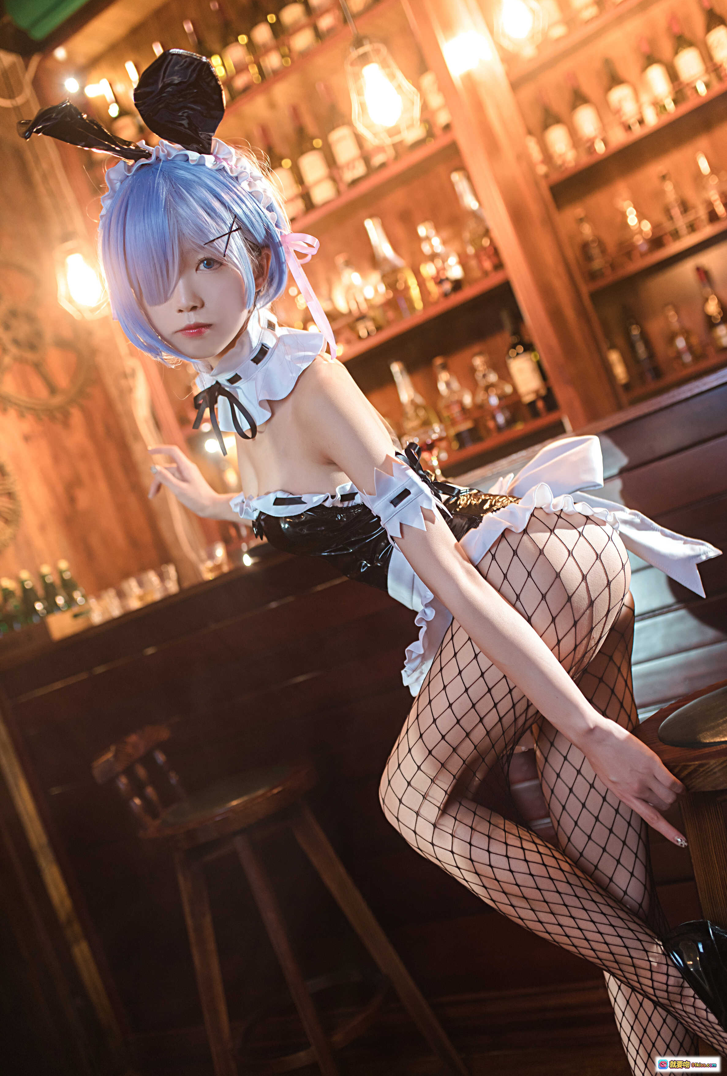 图片[5] - 水淼NO.021蕾姆兔女郎COS写真｜酒吧场景+渔网袜+女仆装+蓝发少女+酒瓶背景+氛围灯光 - 就要吻