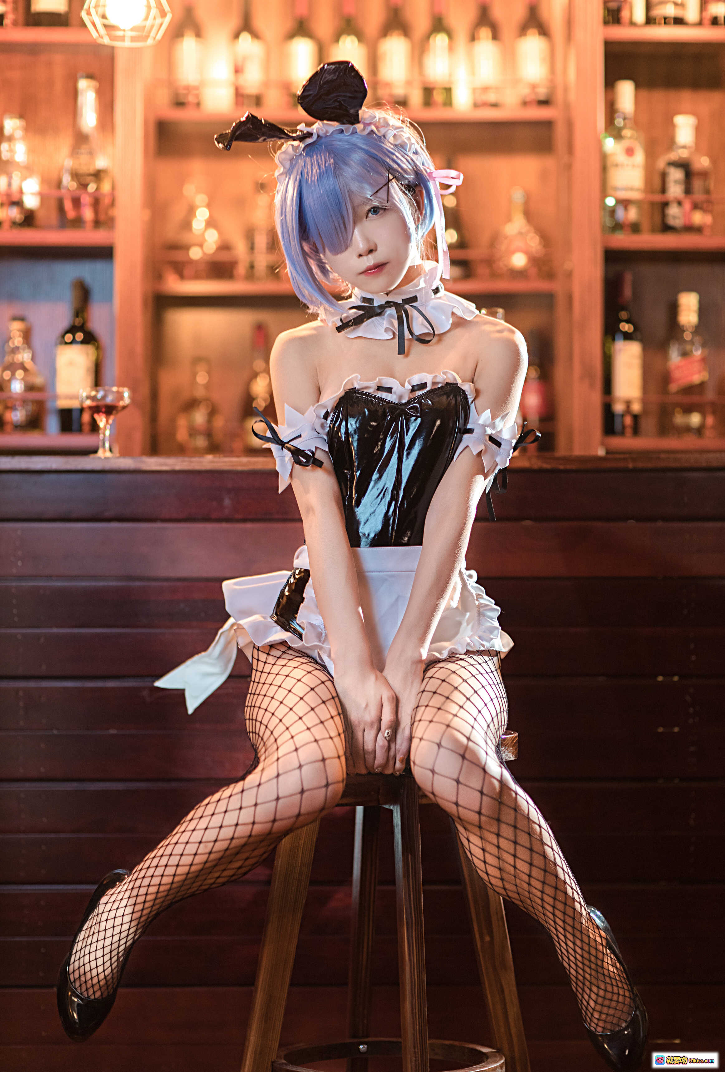 图片[3] - 水淼NO.021蕾姆兔女郎COS写真｜酒吧场景+渔网袜+女仆装+蓝发少女+酒瓶背景+氛围灯光 - 就要吻