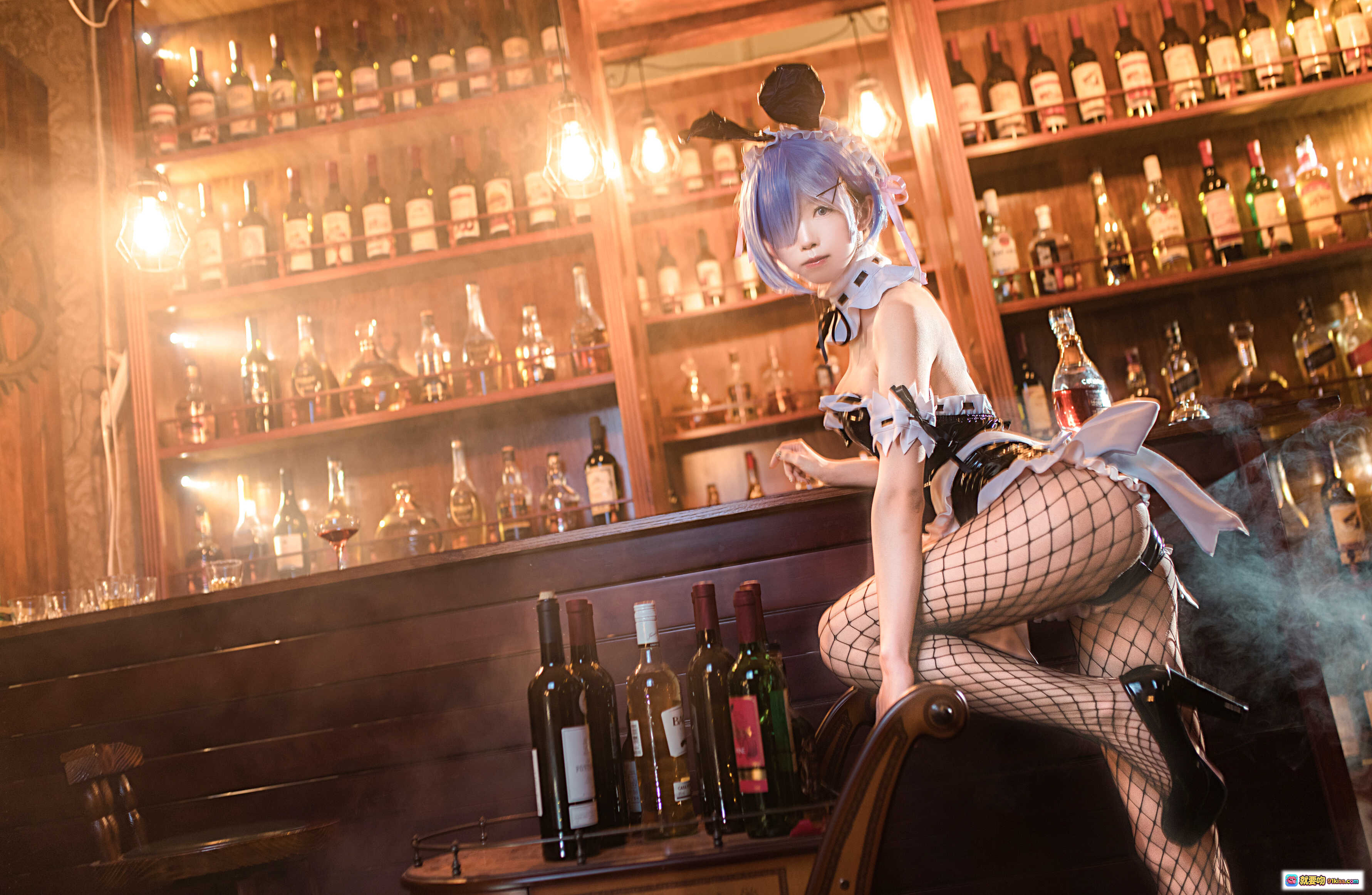 图片[1] - 水淼NO.021蕾姆兔女郎COS写真｜酒吧场景+渔网袜+女仆装+蓝发少女+酒瓶背景+氛围灯光 - 就要吻