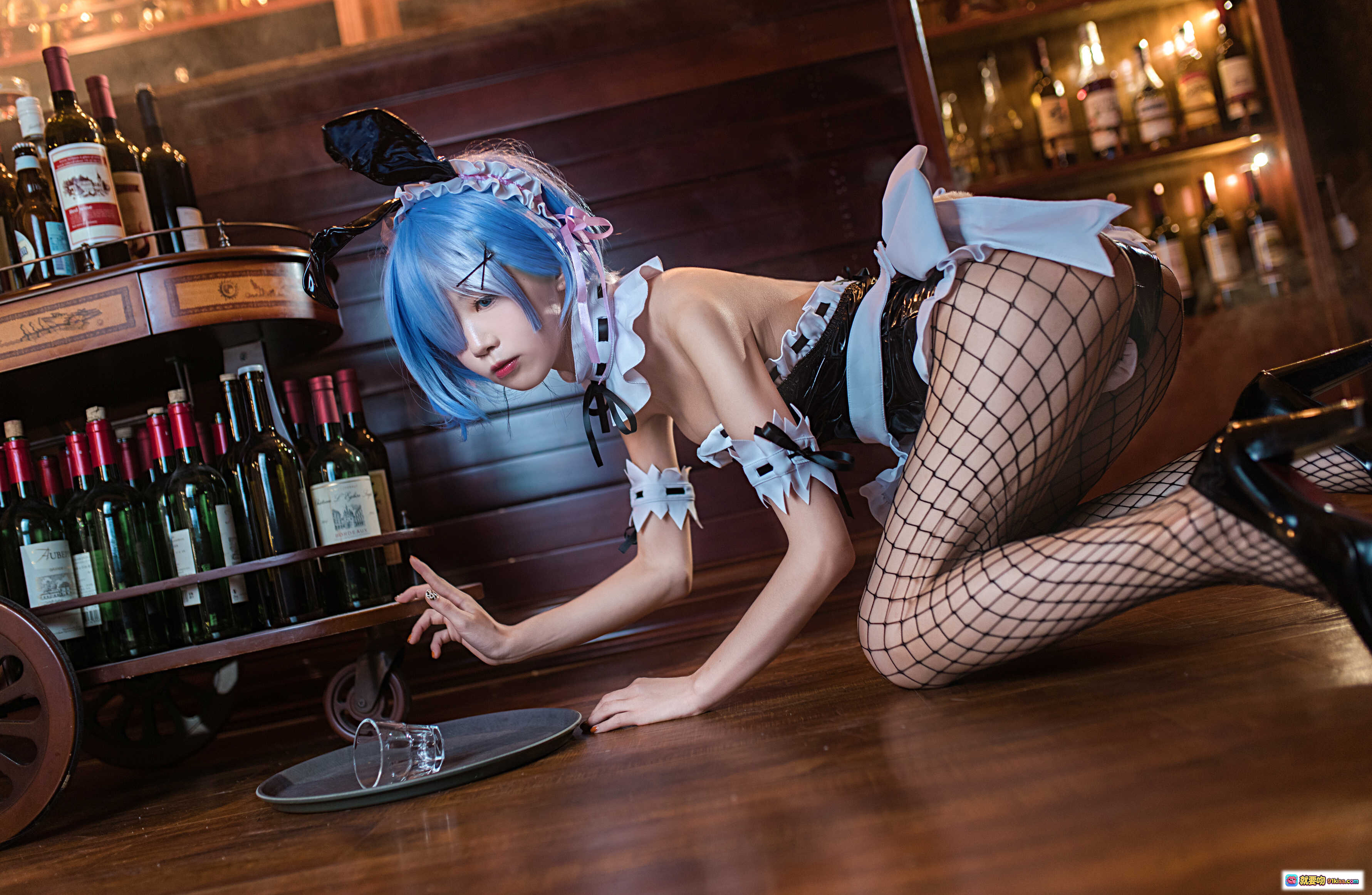 图片[2] - 水淼NO.021蕾姆兔女郎COS写真｜酒吧场景+渔网袜+女仆装+蓝发少女+酒瓶背景+氛围灯光 - 就要吻