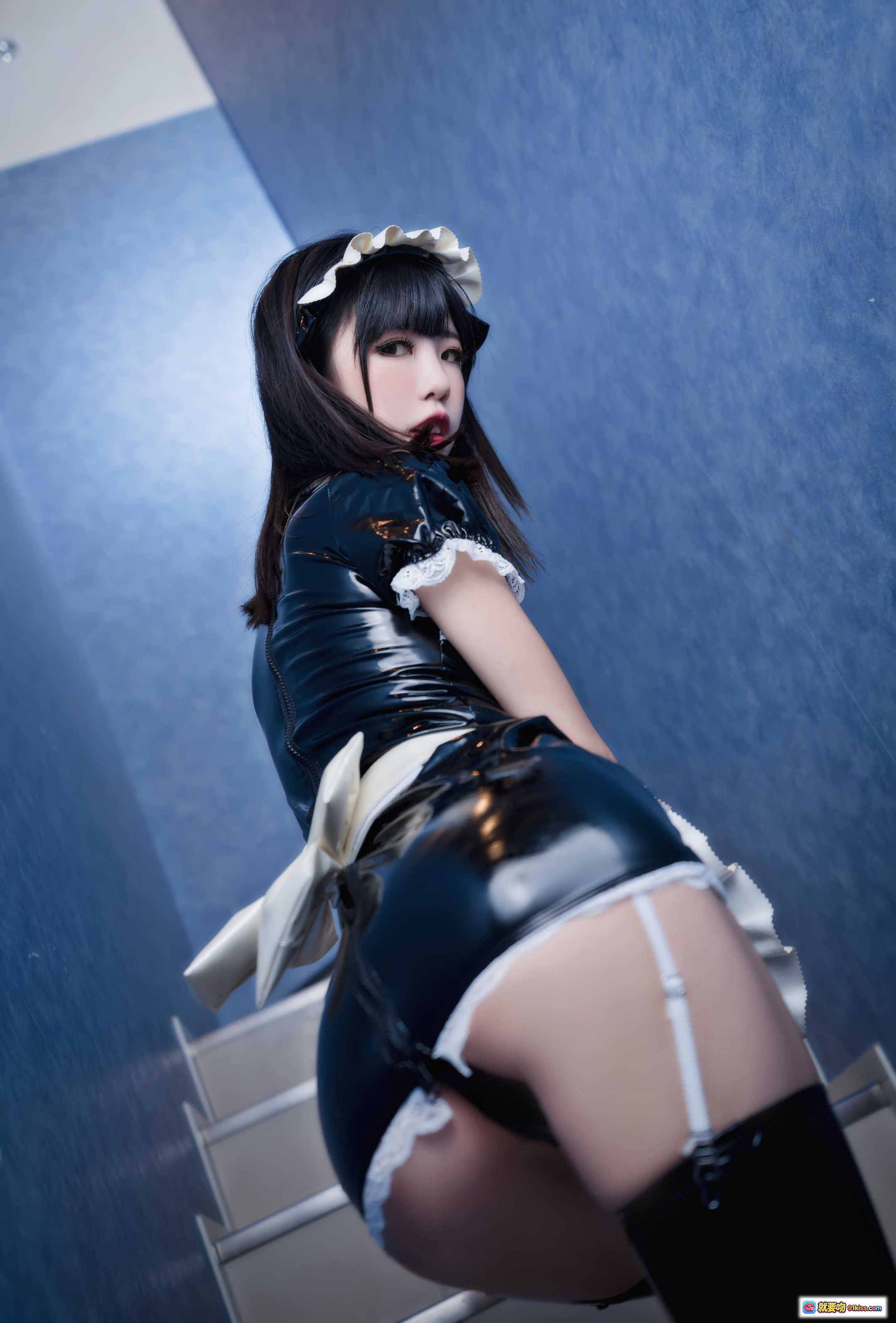 图片[10] - 水淼NO.046漆皮女仆写真｜黑色亮面女仆装+蕾丝边饰+高筒袜+浴室场景｜33P高清图集 - 就要吻