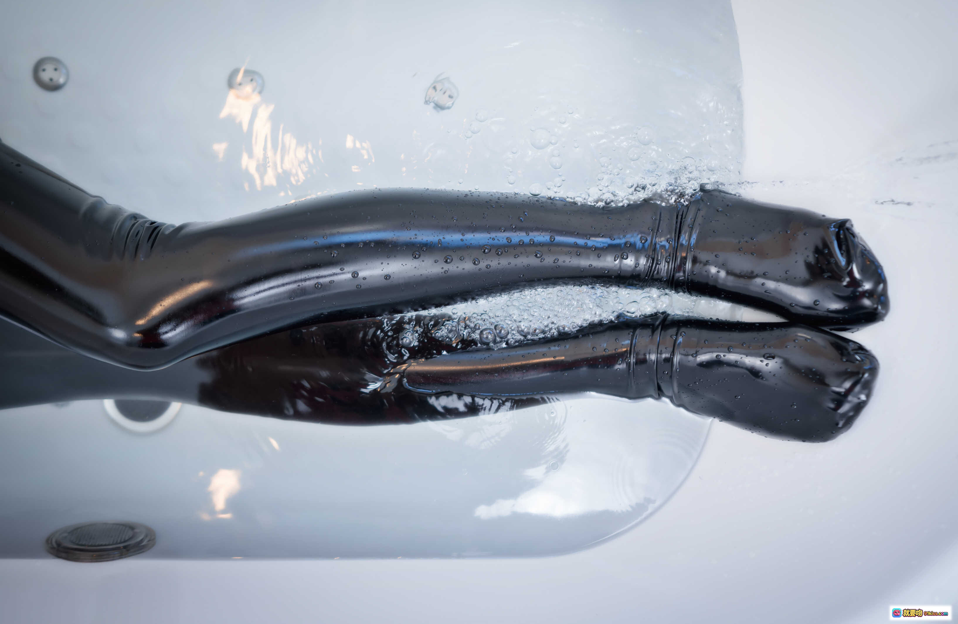 图片[5] - 水淼NO.046漆皮女仆写真｜黑色亮面女仆装+蕾丝边饰+高筒袜+浴室场景｜33P高清图集 - 就要吻