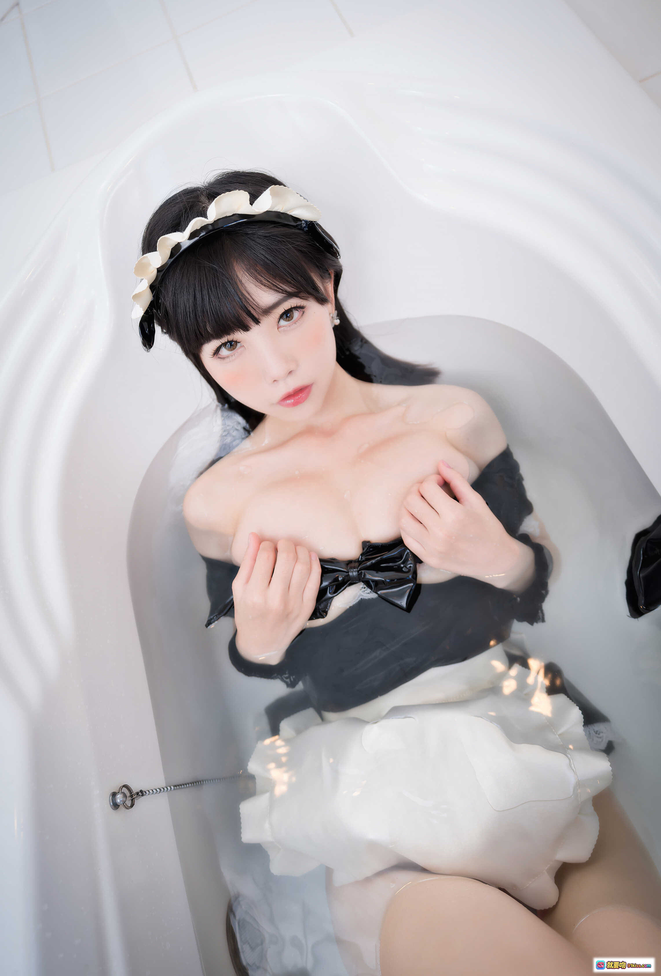 图片[8] - 水淼NO.046漆皮女仆写真｜黑色亮面女仆装+蕾丝边饰+高筒袜+浴室场景｜33P高清图集 - 就要吻