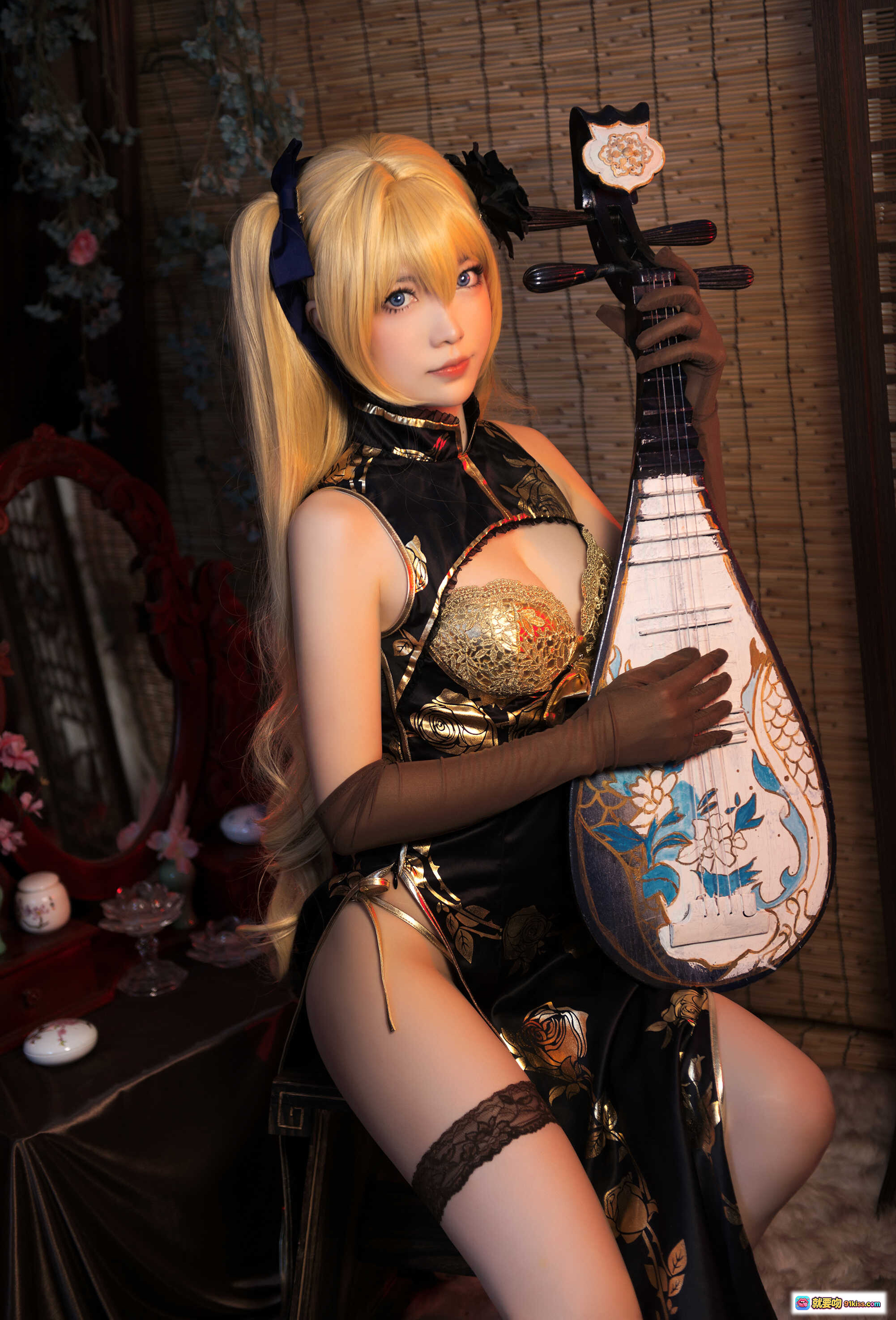 图片[4] - NO.012 妖少you1-金莲 cosplay写真｜黑金旗袍美少女｜古风妆造｜蕾丝手套高跟鞋｜和风竹帘背景｜精致梳妆台摆件 - 就要吻