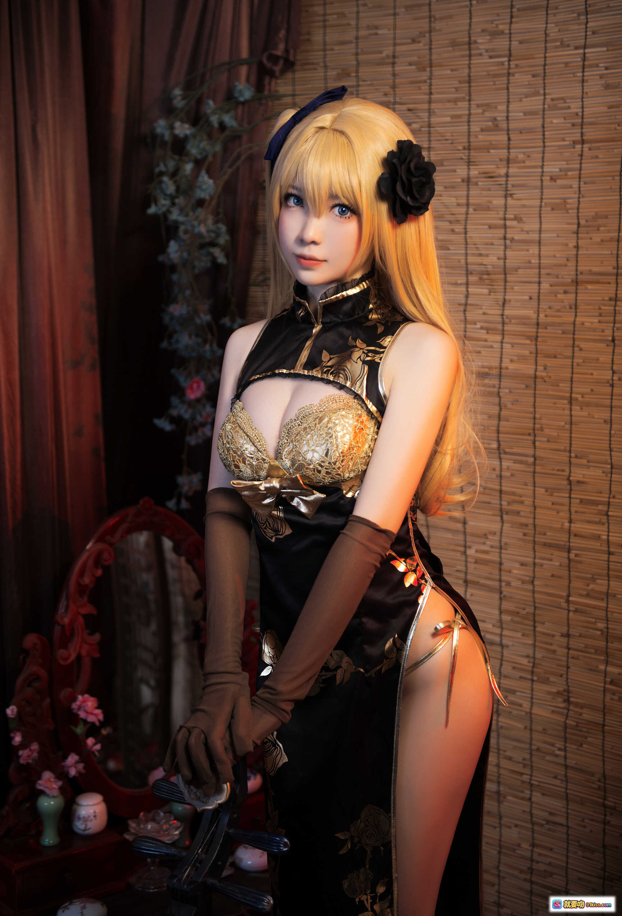 图片[3] - NO.012 妖少you1-金莲 cosplay写真｜黑金旗袍美少女｜古风妆造｜蕾丝手套高跟鞋｜和风竹帘背景｜精致梳妆台摆件 - 就要吻