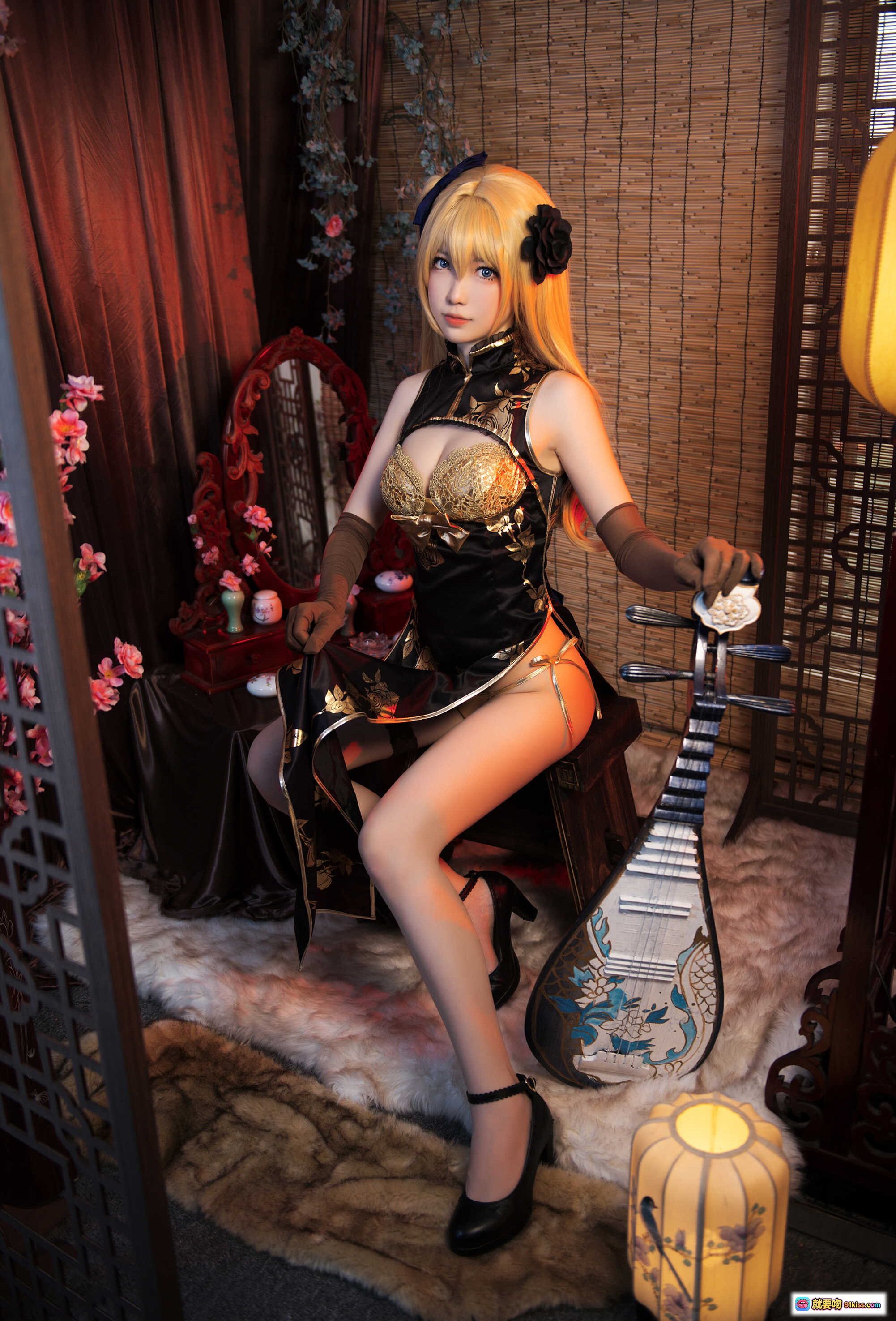 图片[8] - NO.012 妖少you1-金莲 cosplay写真｜黑金旗袍美少女｜古风妆造｜蕾丝手套高跟鞋｜和风竹帘背景｜精致梳妆台摆件 - 就要吻