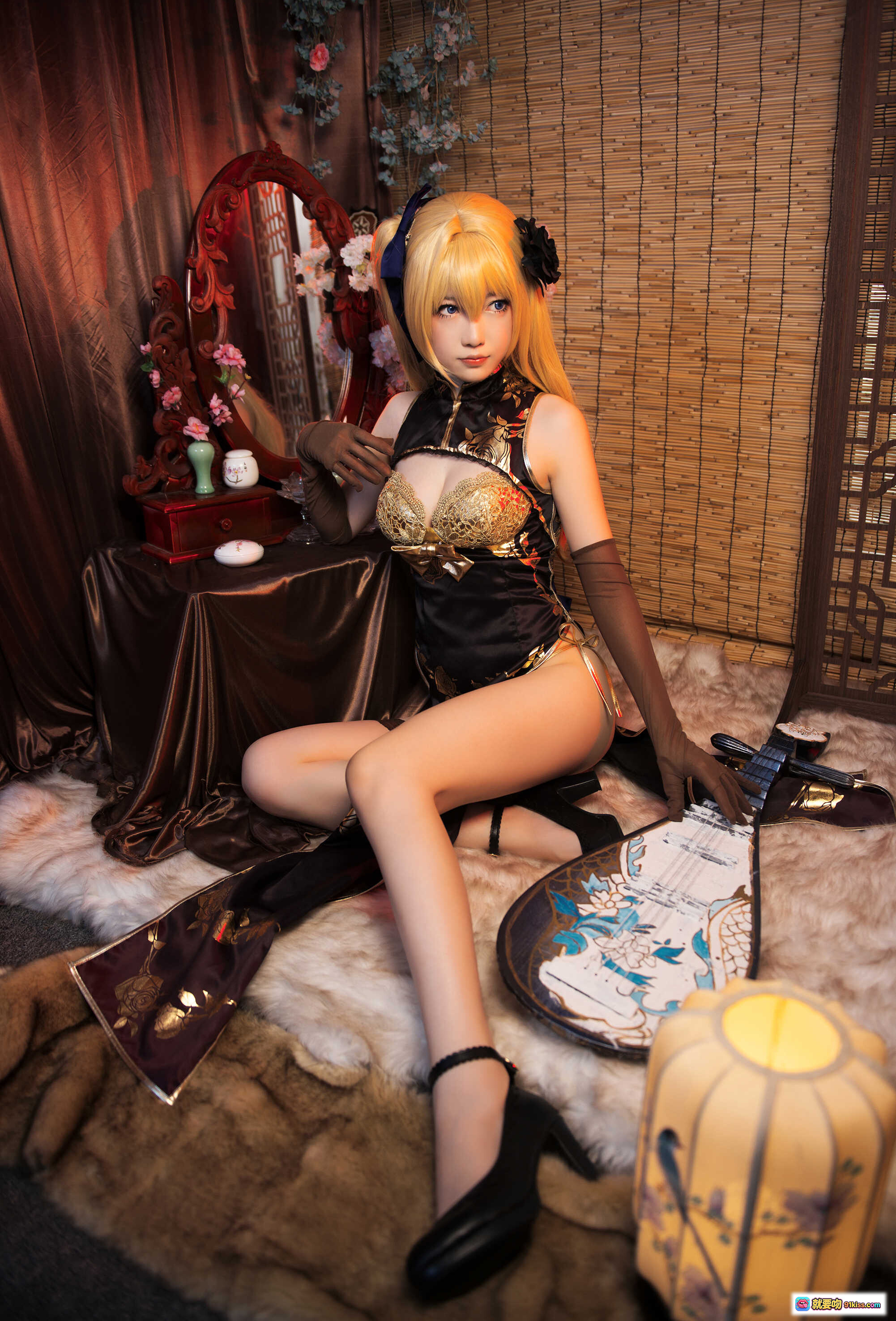 图片[7] - NO.012 妖少you1-金莲 cosplay写真｜黑金旗袍美少女｜古风妆造｜蕾丝手套高跟鞋｜和风竹帘背景｜精致梳妆台摆件 - 就要吻