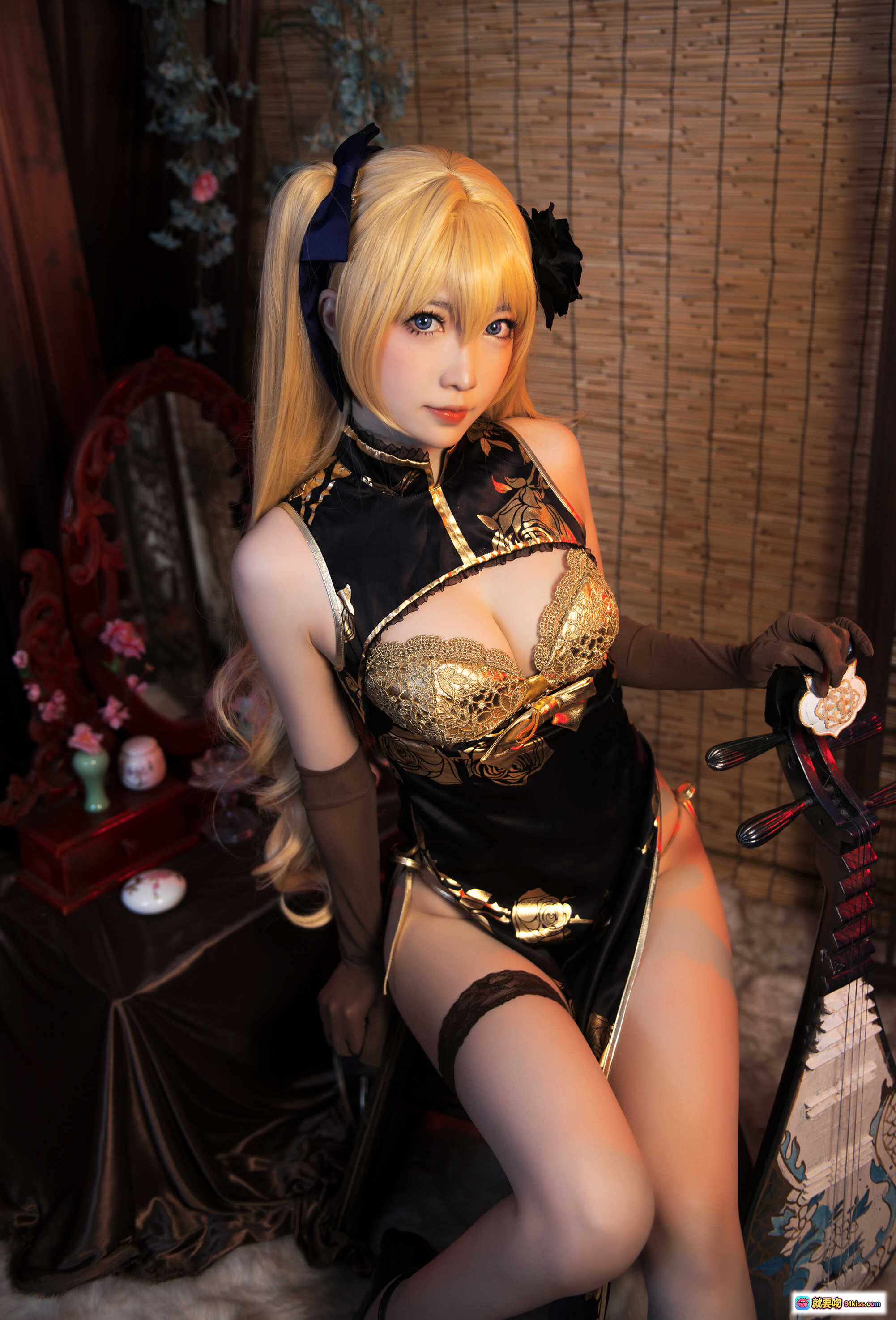 图片[2] - NO.012 妖少you1-金莲 cosplay写真｜黑金旗袍美少女｜古风妆造｜蕾丝手套高跟鞋｜和风竹帘背景｜精致梳妆台摆件 - 就要吻
