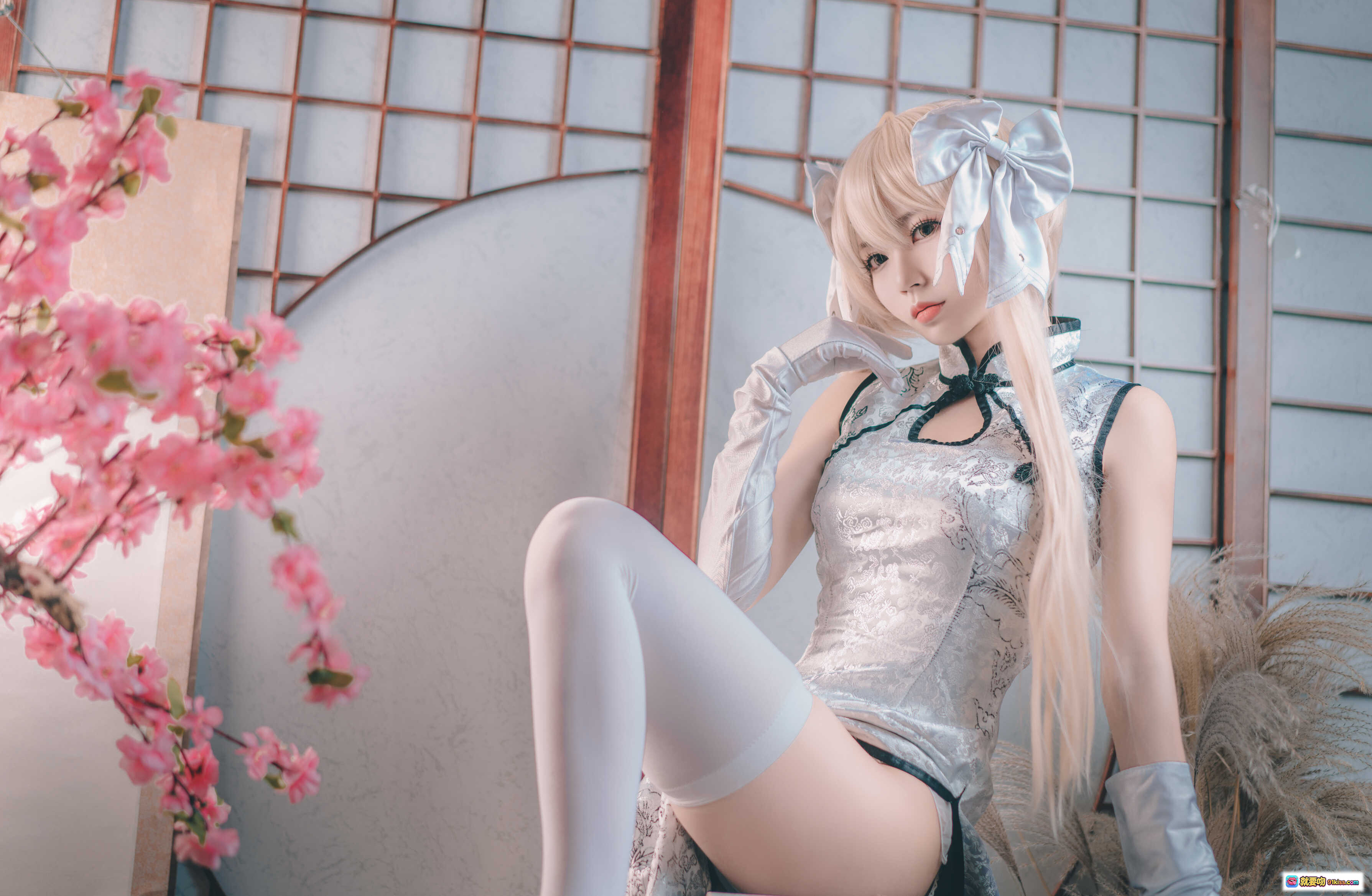 图片[1] - 白易子NO.18旗袍写真｜银色亮面旗袍+白色丝袜+日式和风背景+樱花点缀+精致蝴蝶结发饰 - 就要吻