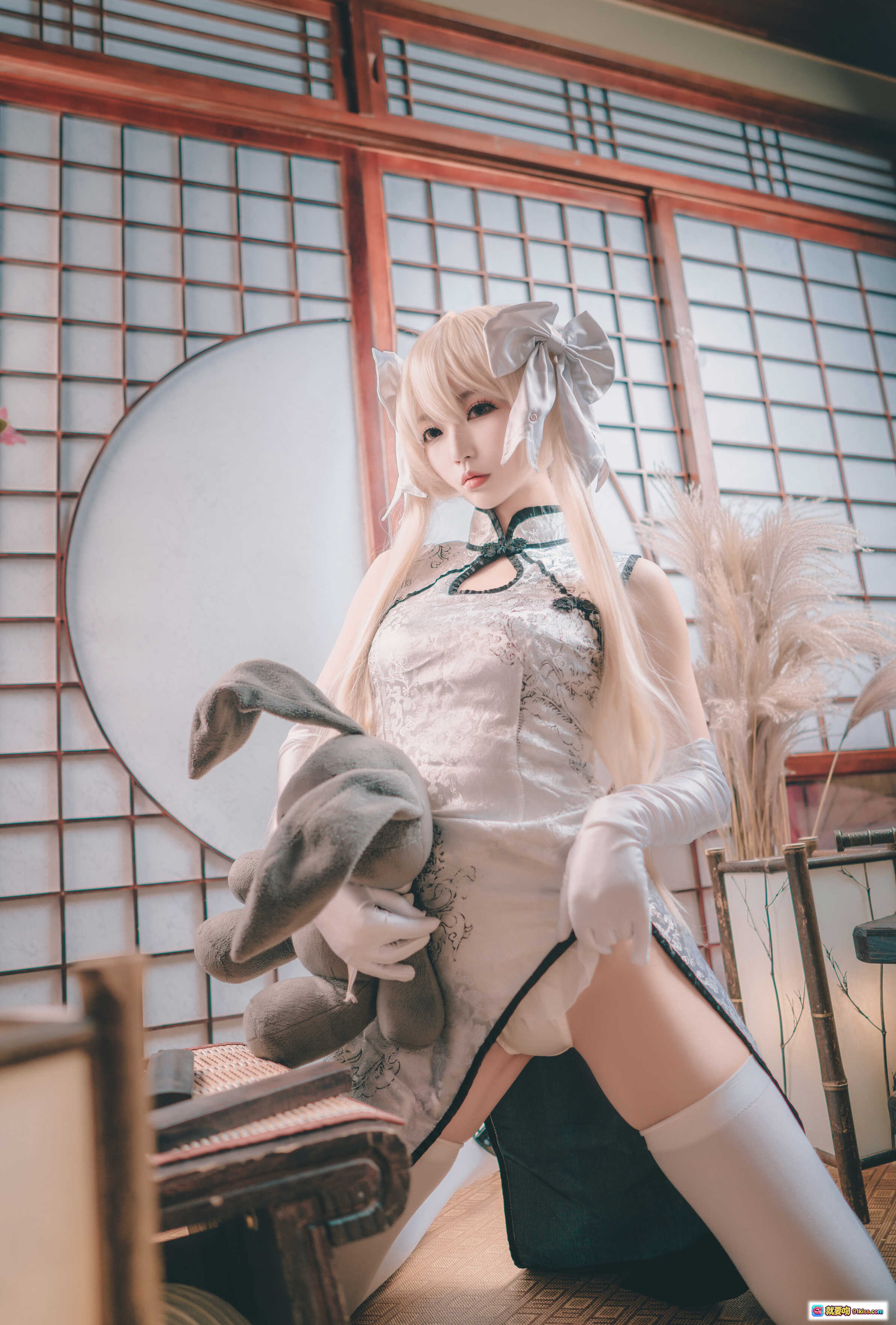 图片[4] - 白易子NO.18旗袍写真｜银色亮面旗袍+白色丝袜+日式和风背景+樱花点缀+精致蝴蝶结发饰 - 就要吻