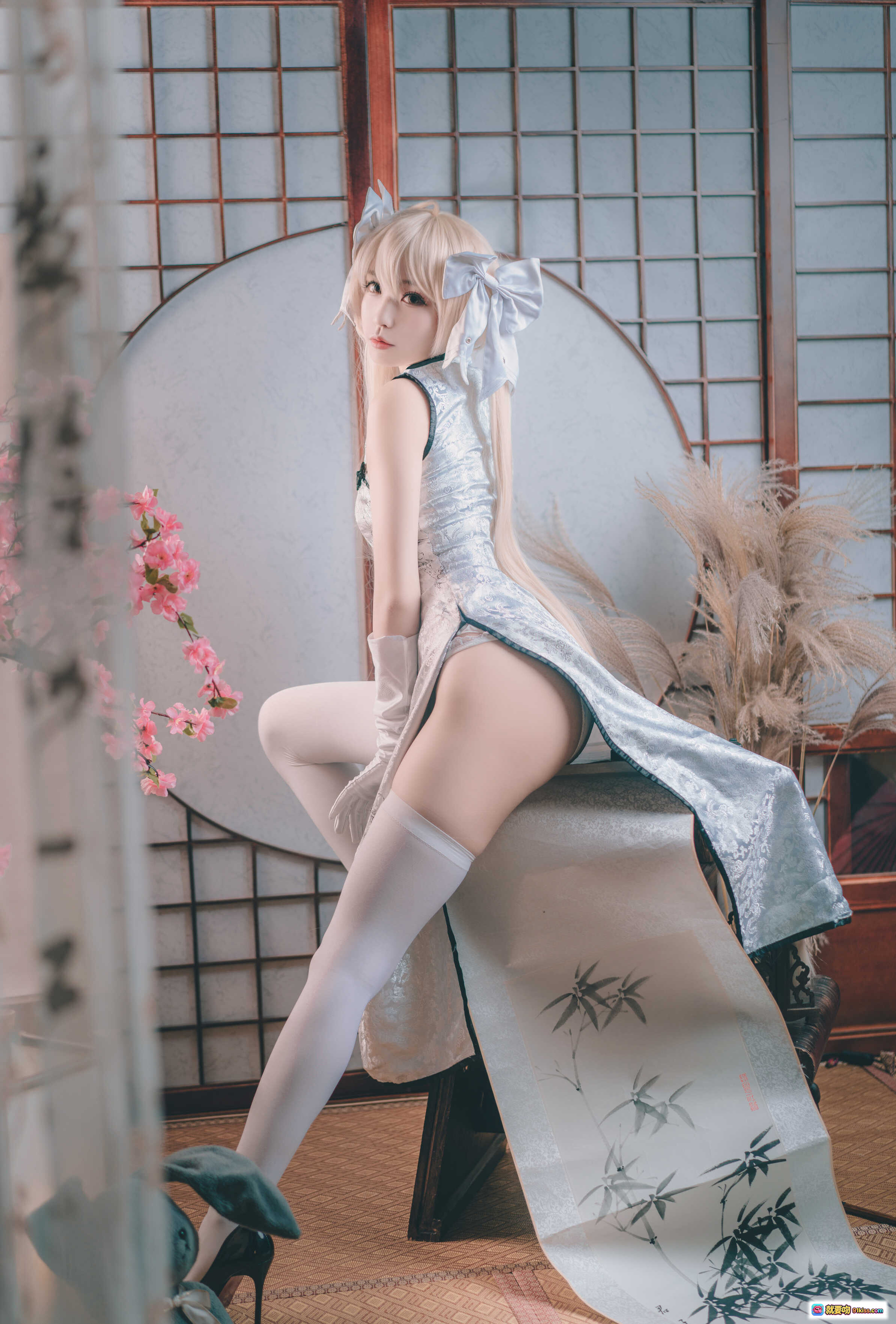 图片[7] - 白易子NO.18旗袍写真｜银色亮面旗袍+白色丝袜+日式和风背景+樱花点缀+精致蝴蝶结发饰 - 就要吻