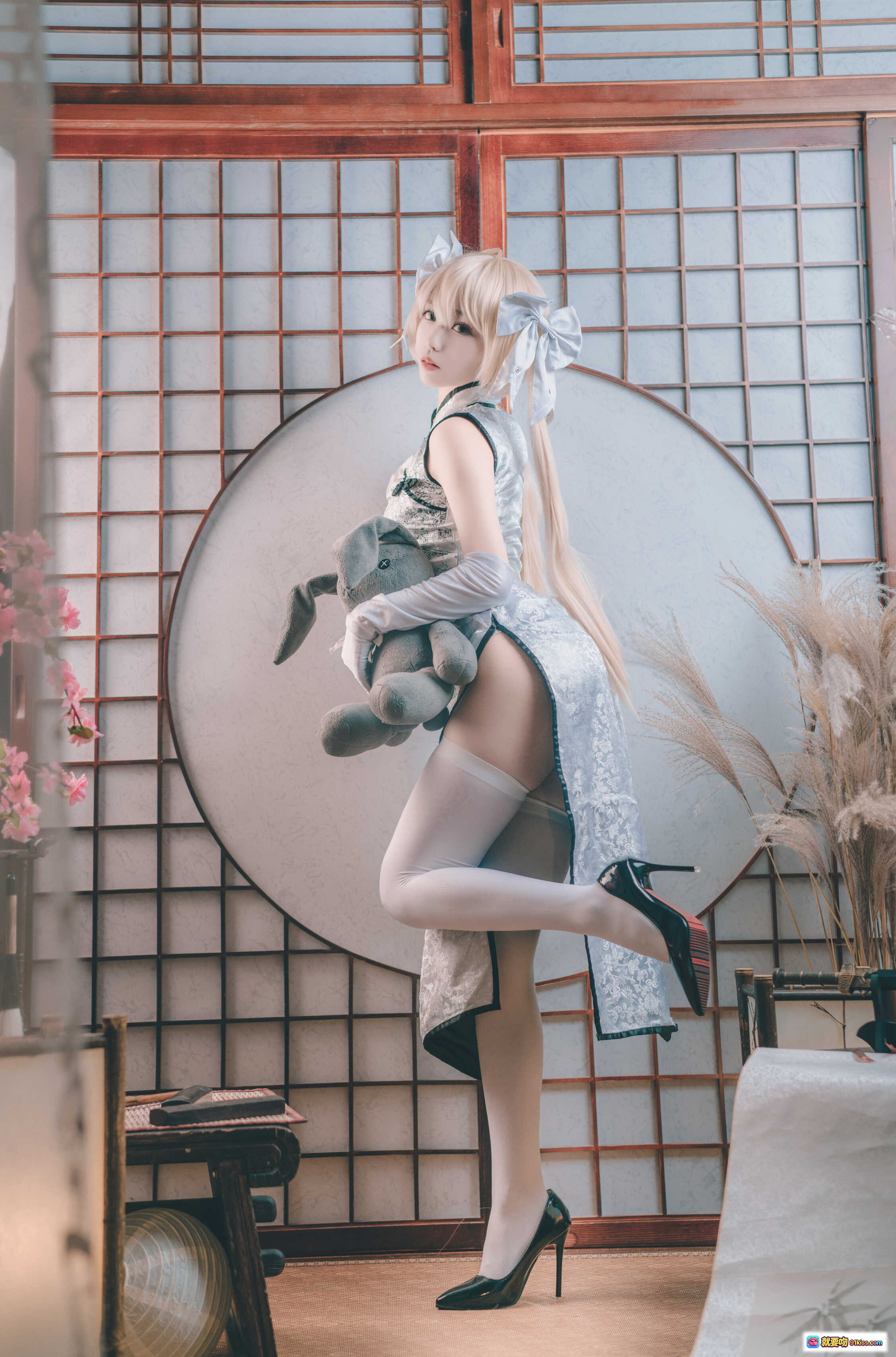 图片[2] - 白易子NO.18旗袍写真｜银色亮面旗袍+白色丝袜+日式和风背景+樱花点缀+精致蝴蝶结发饰 - 就要吻