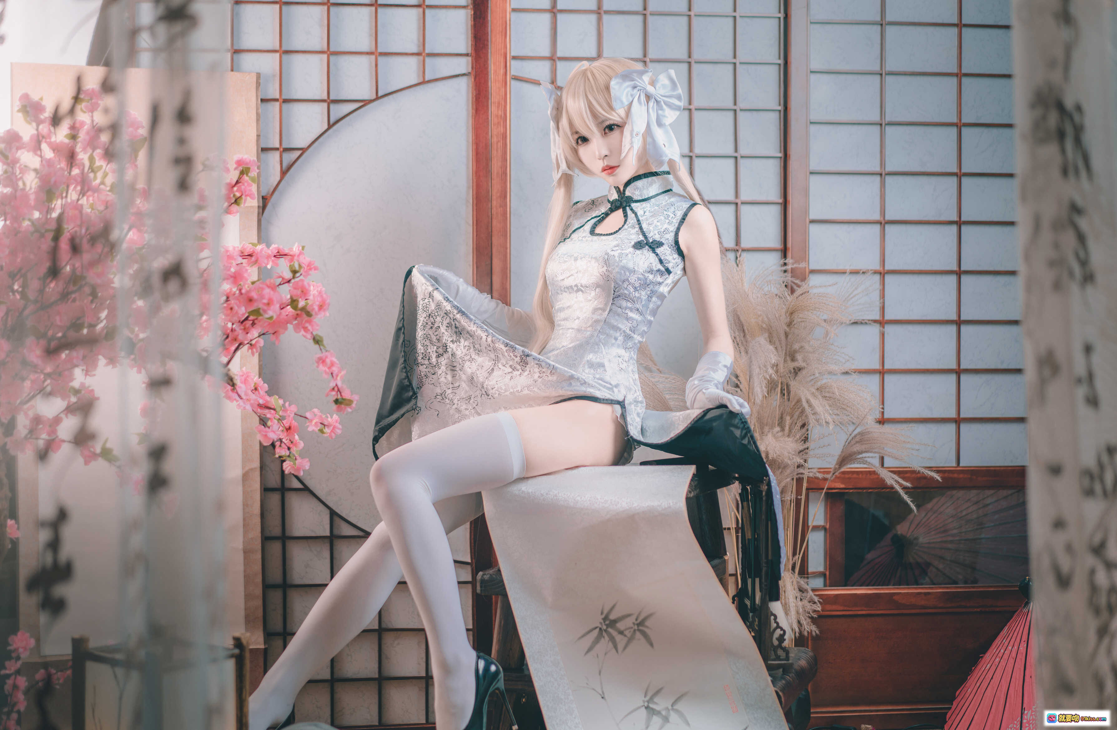 图片[8] - 白易子NO.18旗袍写真｜银色亮面旗袍+白色丝袜+日式和风背景+樱花点缀+精致蝴蝶结发饰 - 就要吻