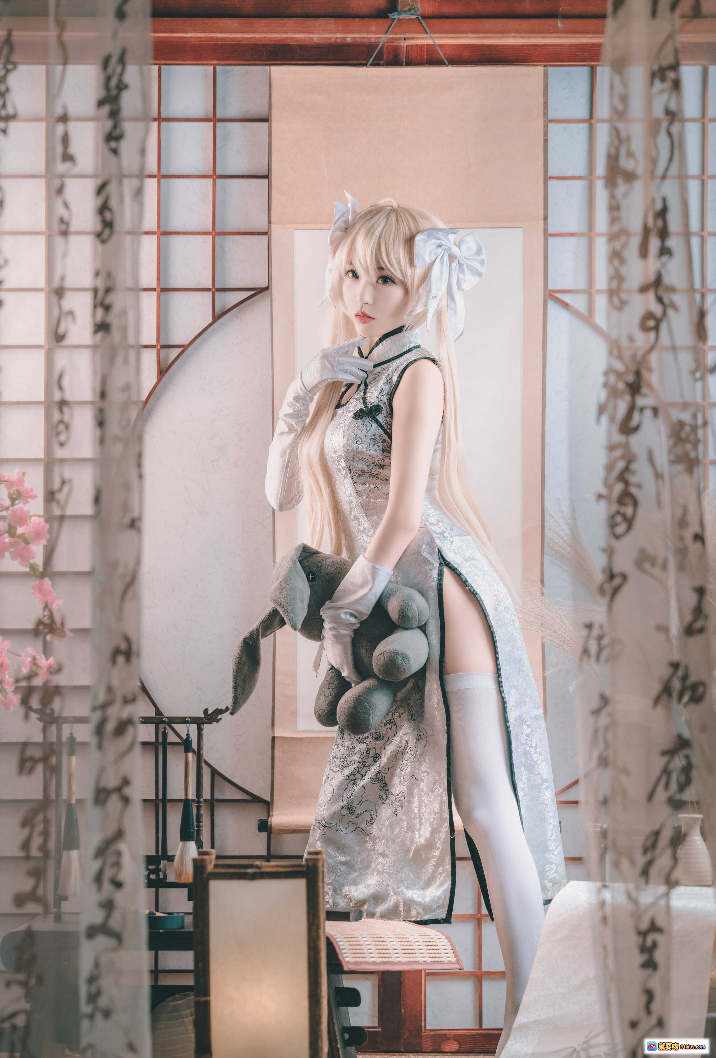 图片[9] - 白易子NO.18旗袍写真｜银色亮面旗袍+白色丝袜+日式和风背景+樱花点缀+精致蝴蝶结发饰 - 就要吻