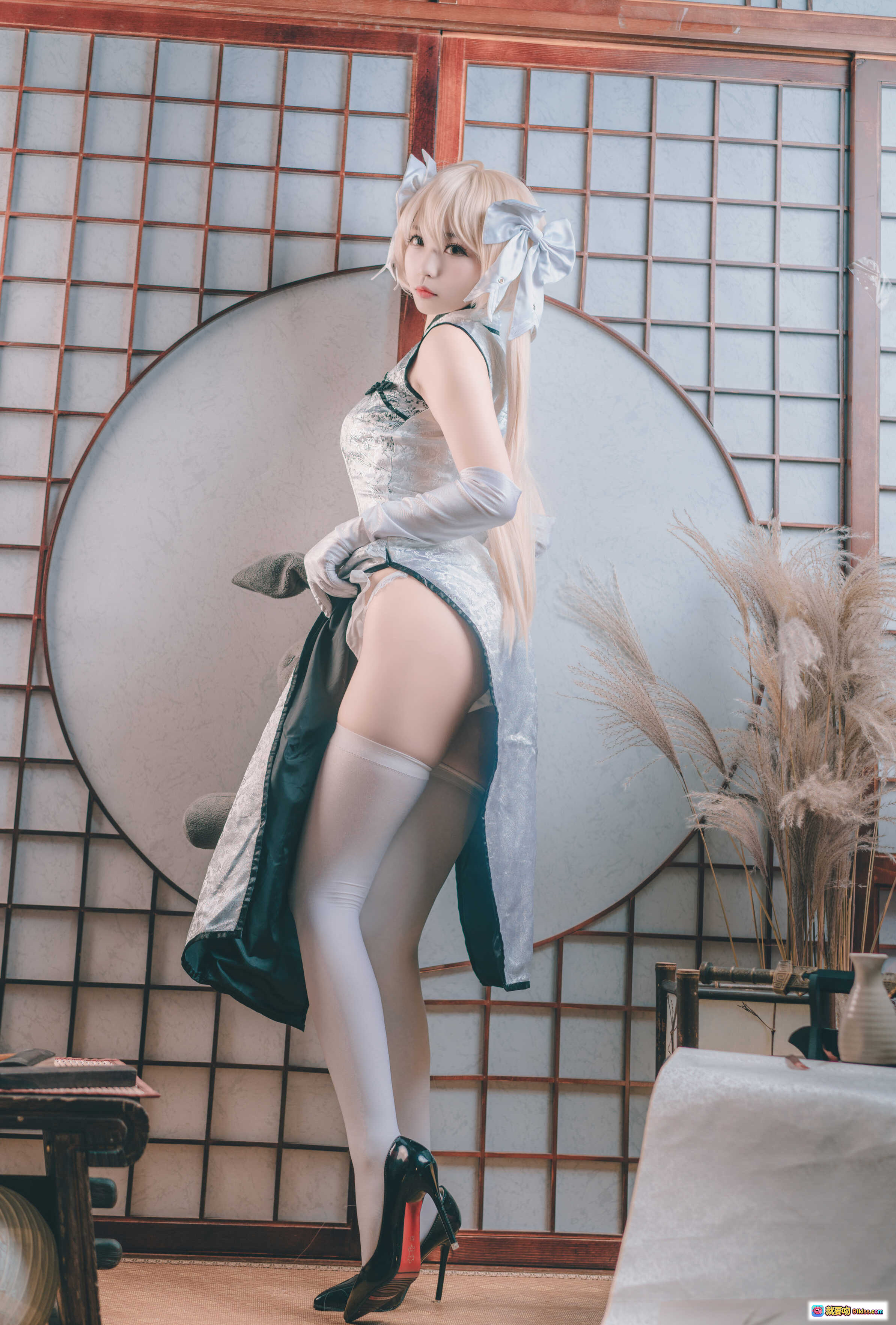 图片[10] - 白易子NO.18旗袍写真｜银色亮面旗袍+白色丝袜+日式和风背景+樱花点缀+精致蝴蝶结发饰 - 就要吻