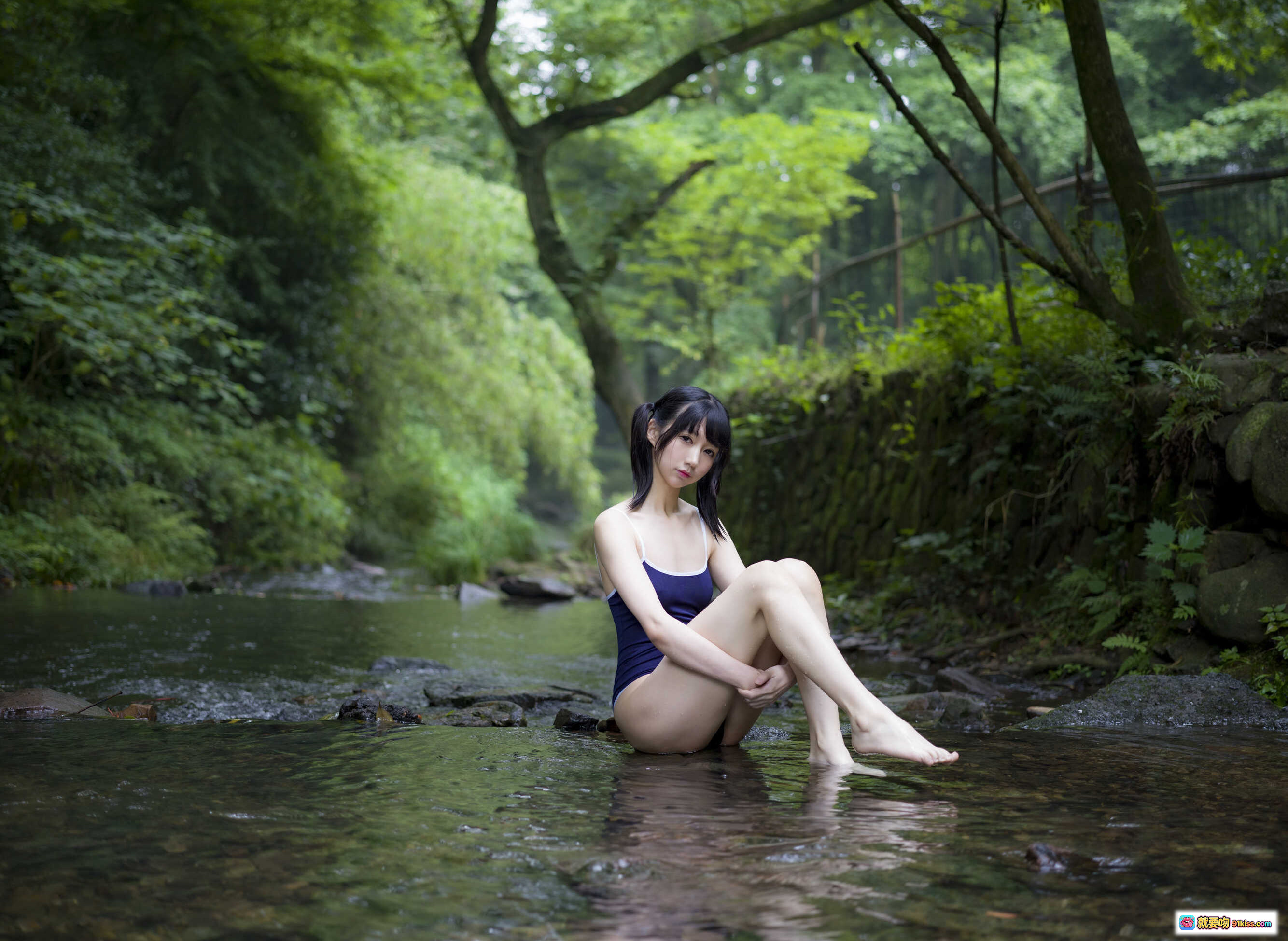 森之彼女Nagesa魔物喵NO.038溪边写真｜蓝泳衣少女坐水石间｜绿意森林自然风光｜清新治愈系摄影86P - 就要吻