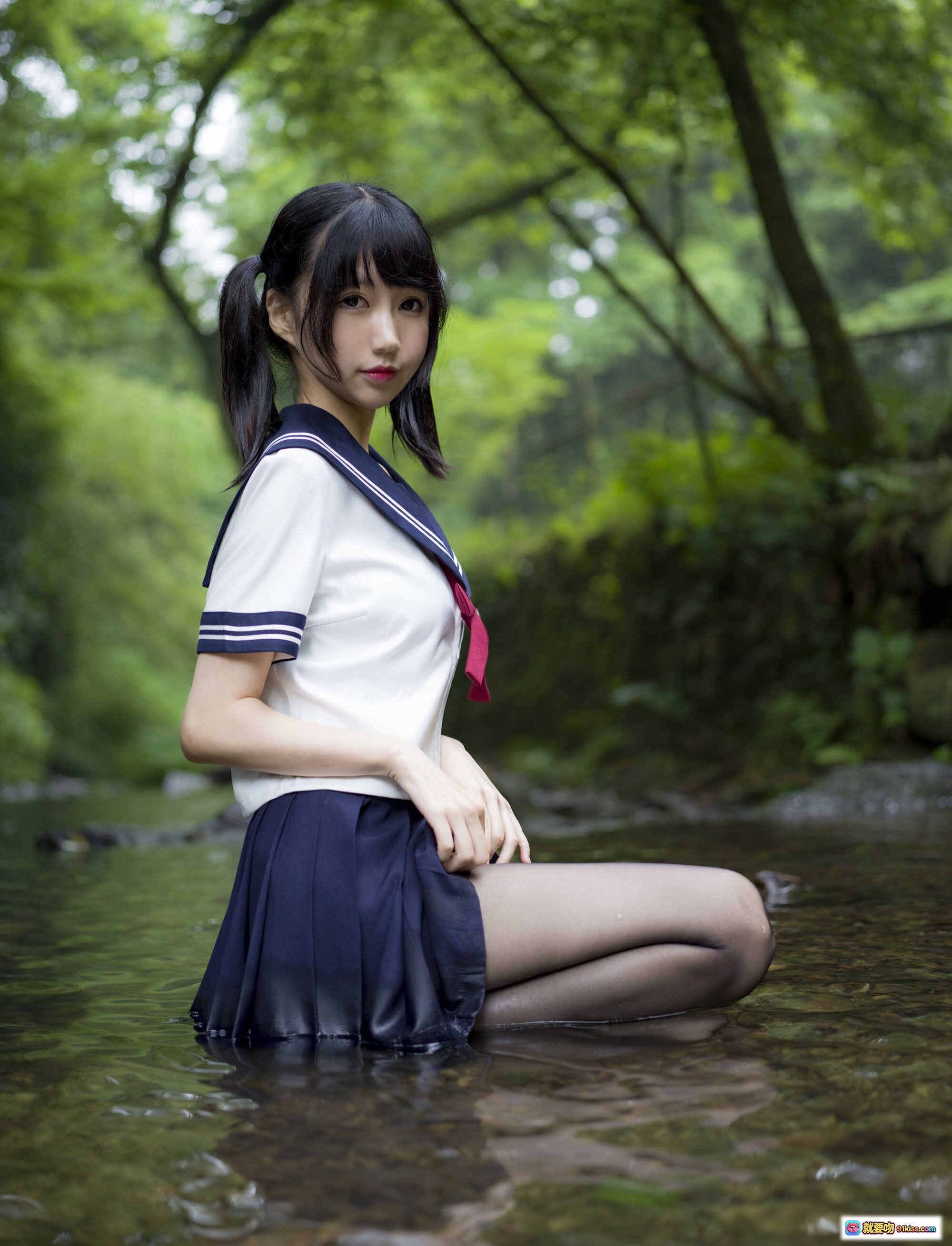 图片[5] - 森之彼女Nagesa魔物喵NO.038溪边写真｜蓝泳衣少女坐水石间｜绿意森林自然风光｜清新治愈系摄影86P - 就要吻