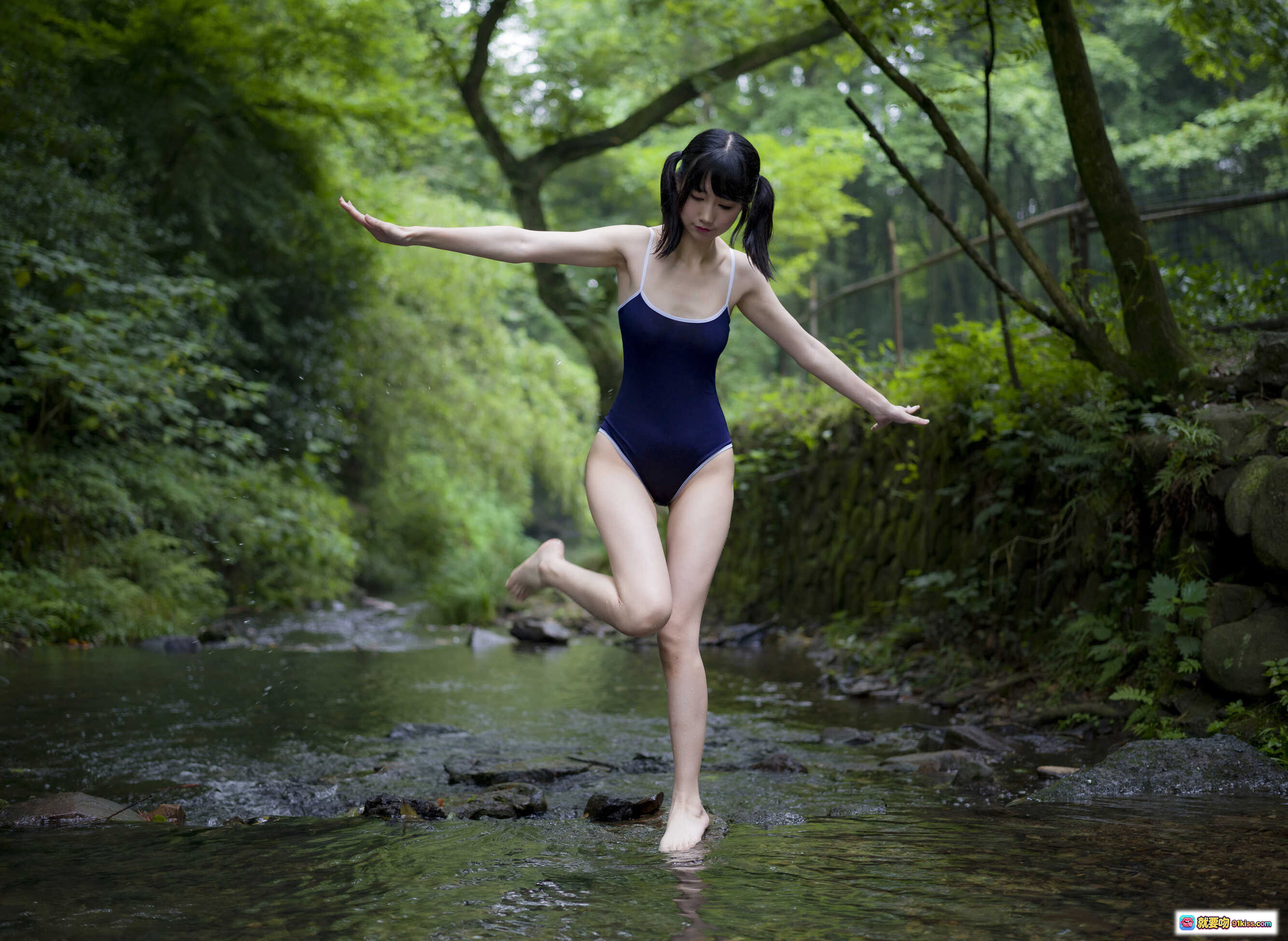 图片[6] - 森之彼女Nagesa魔物喵NO.038溪边写真｜蓝泳衣少女坐水石间｜绿意森林自然风光｜清新治愈系摄影86P - 就要吻