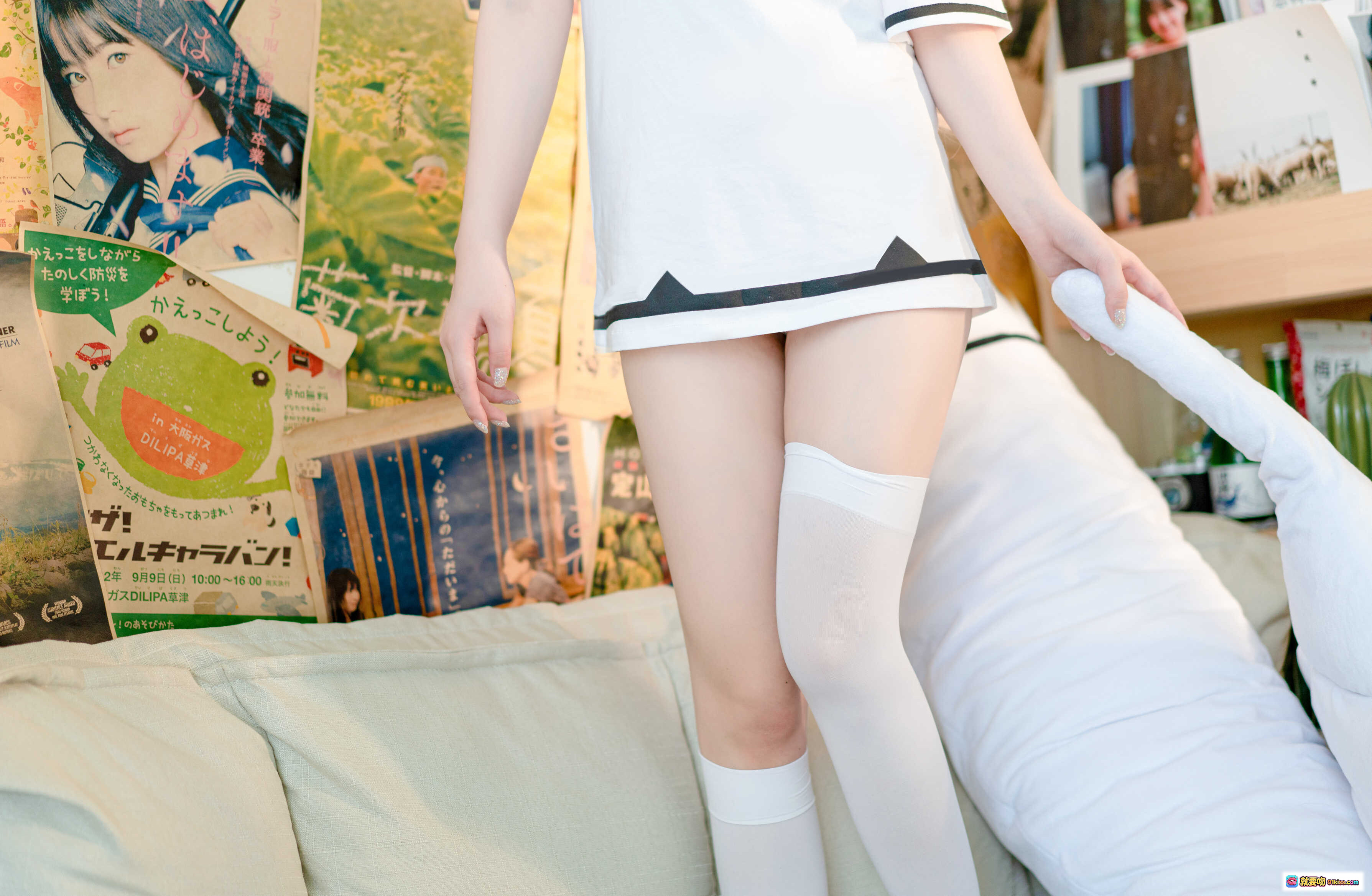 图片[9] - 蠢沫沫NO.062碧蓝航线绫波写真 白裙黑边+透白袜跪姿沙发 40P高清美图 - 就要吻