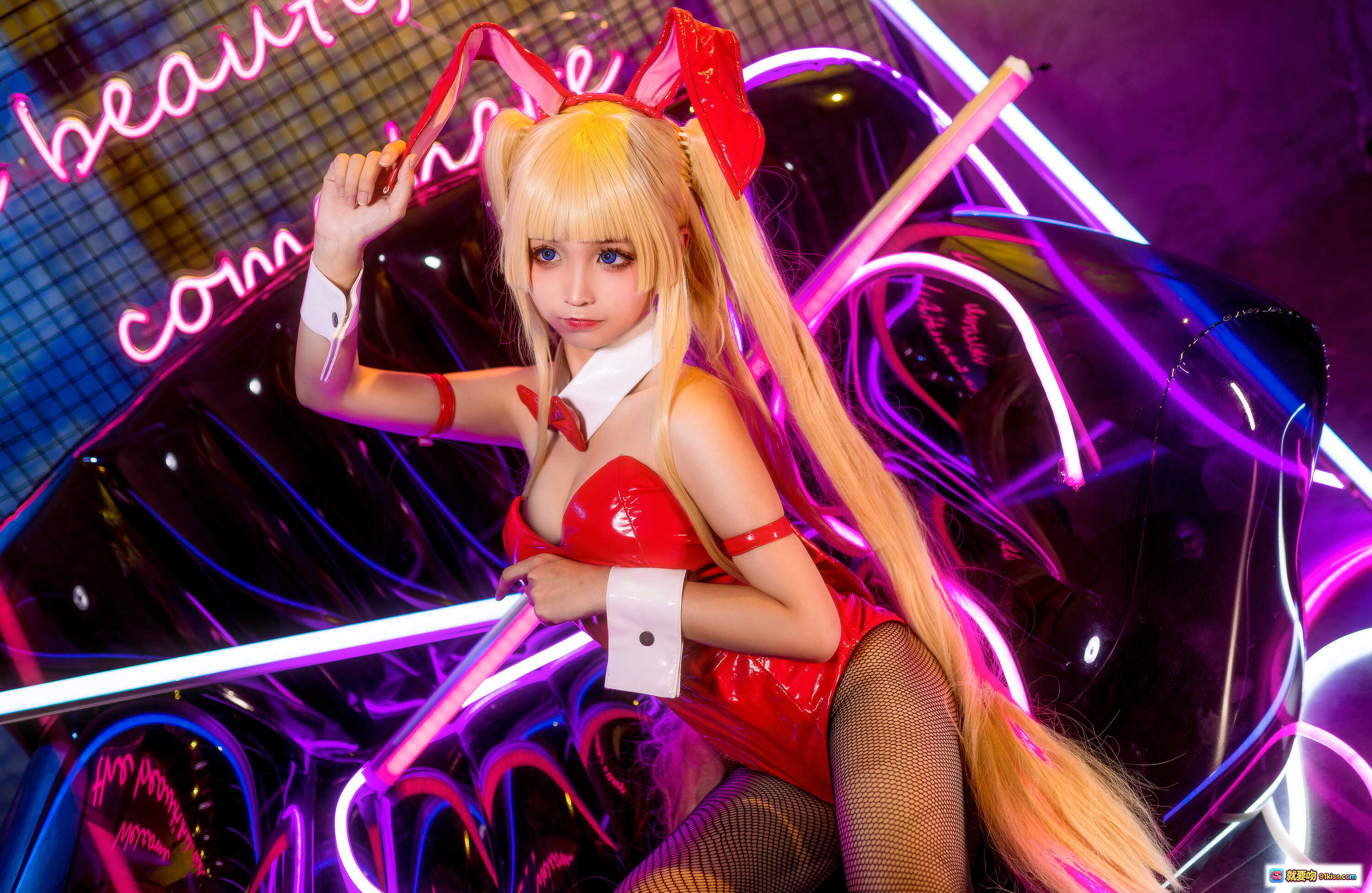 图片[10] - 蠢沫沫NO.038兔女郎写真：红色亮面内衣+渔网袜+高跟鞋+霓虹灯光性感美腿特写 - 就要吻