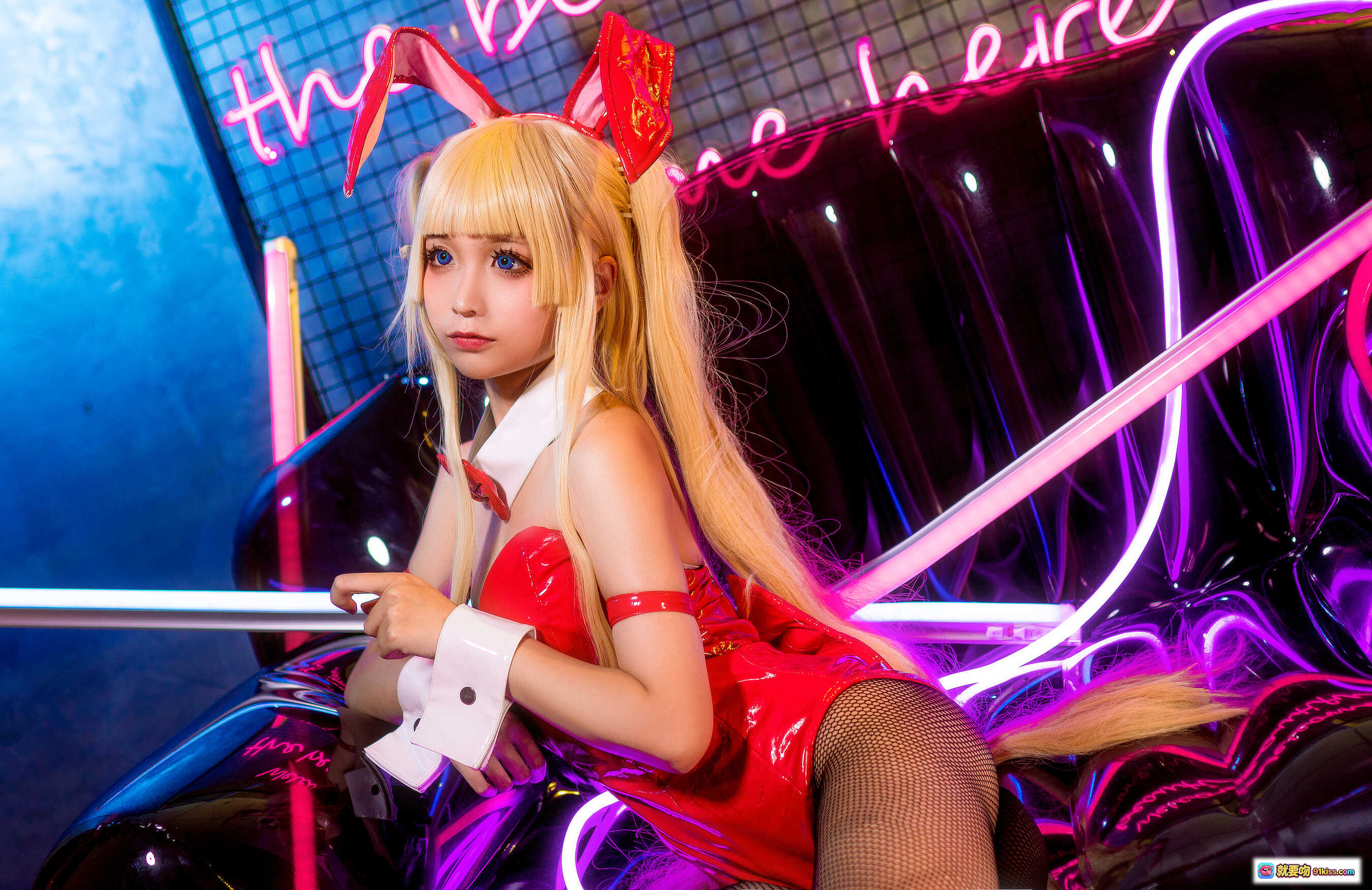 图片[9] - 蠢沫沫NO.038兔女郎写真：红色亮面内衣+渔网袜+高跟鞋+霓虹灯光性感美腿特写 - 就要吻