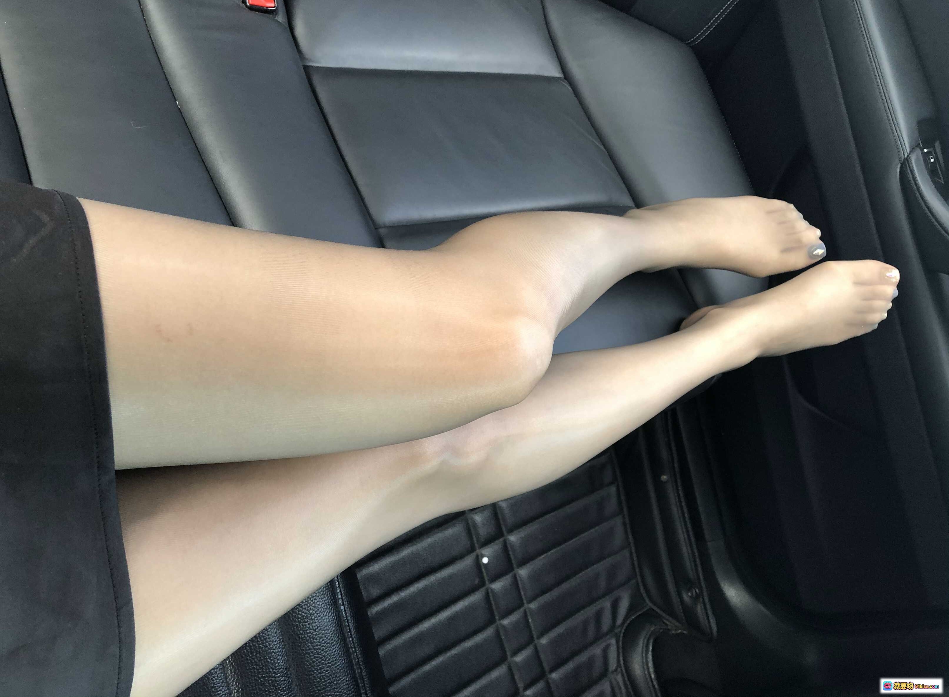 图片[2] - 抖娘利世NO.035丝袜美腿车内写真 丝滑质感 裸足特写 黑色座椅搭配 优雅坐姿 119P高清图集 - 就要吻