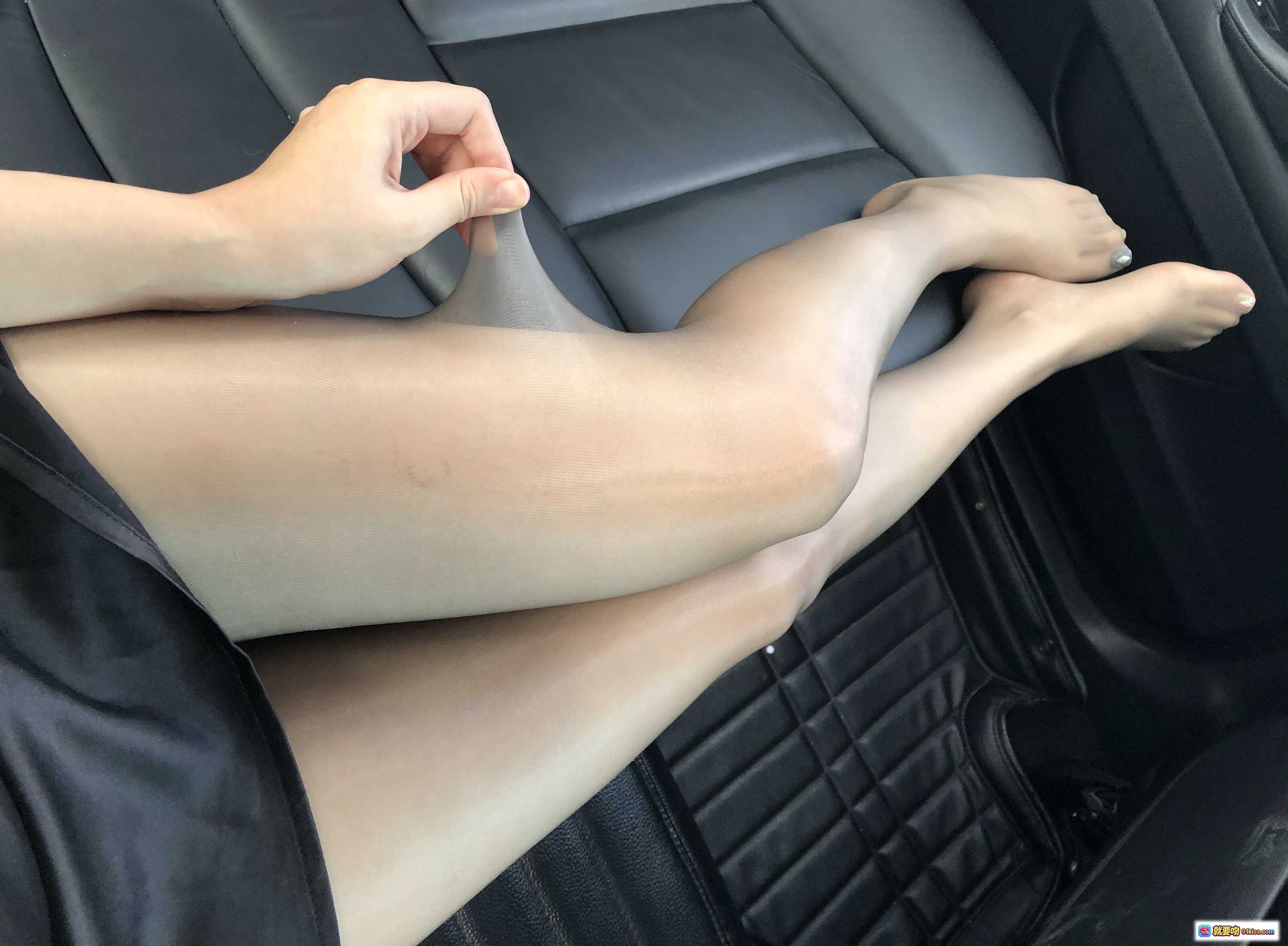 图片[3] - 抖娘利世NO.035丝袜美腿车内写真 丝滑质感 裸足特写 黑色座椅搭配 优雅坐姿 119P高清图集 - 就要吻