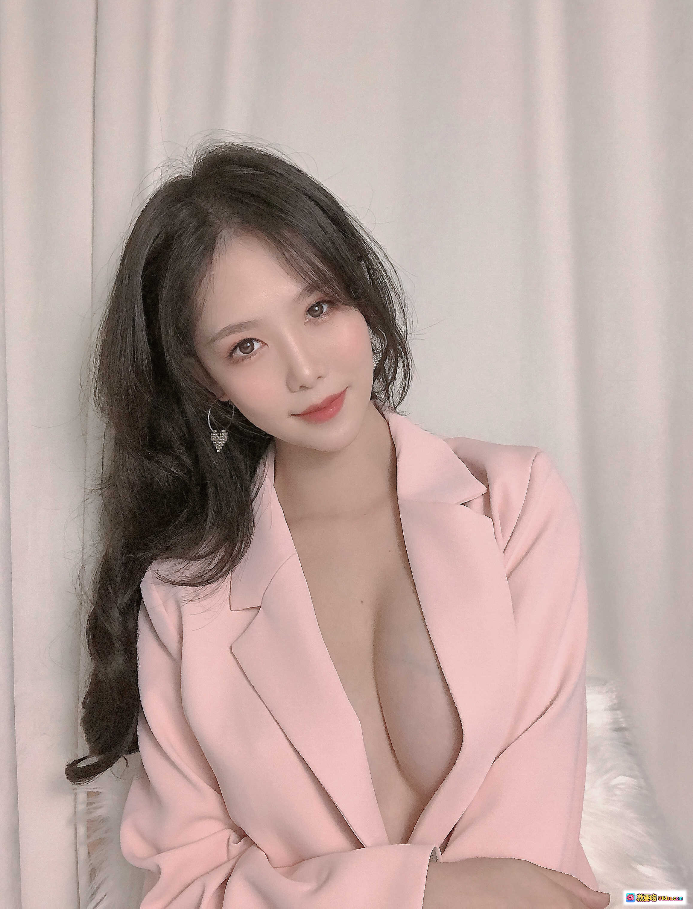 抖娘利世NO.057粉色西装写真 优雅深V显瘦长发美女 26P高清美图 - 就要吻