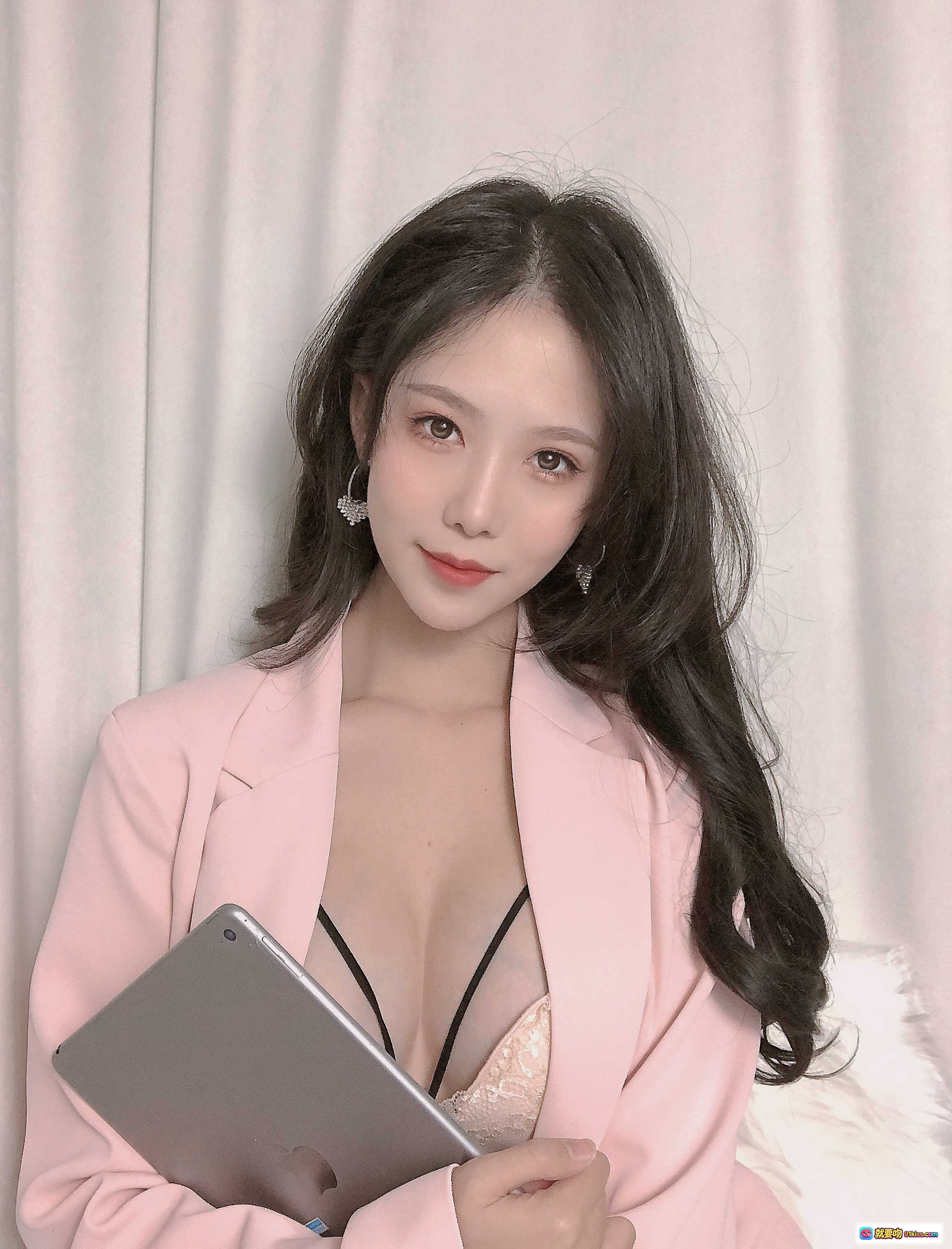 图片[2] - 抖娘利世NO.057粉色西装写真 优雅深V显瘦长发美女 26P高清美图 - 就要吻