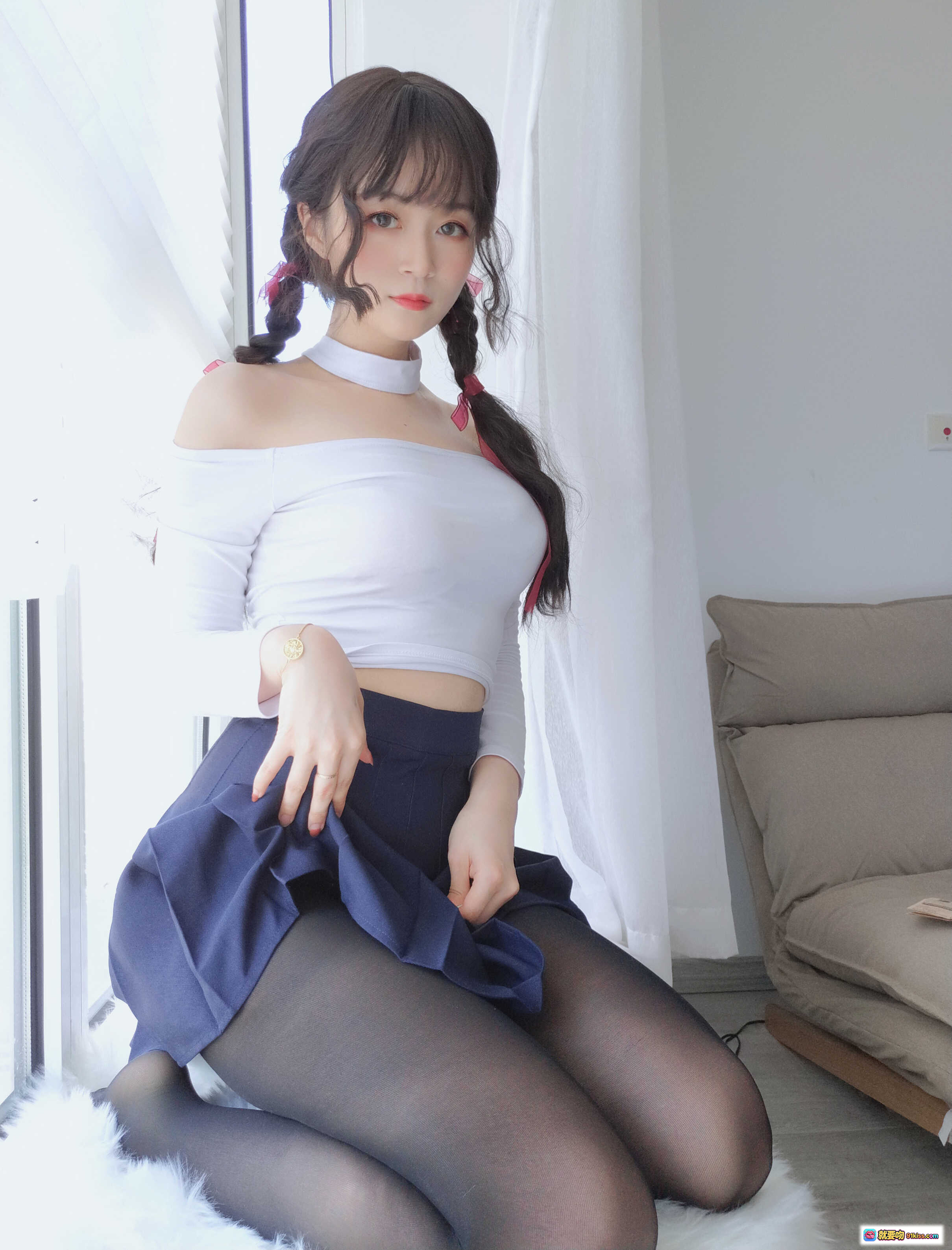 图片[7] - 邻家大姐姐黑丝写真 白银81 NO.005 45P高清美图 白色露肩上衣+深蓝短裙+黑色丝袜 甜美双马尾造型 - 就要吻