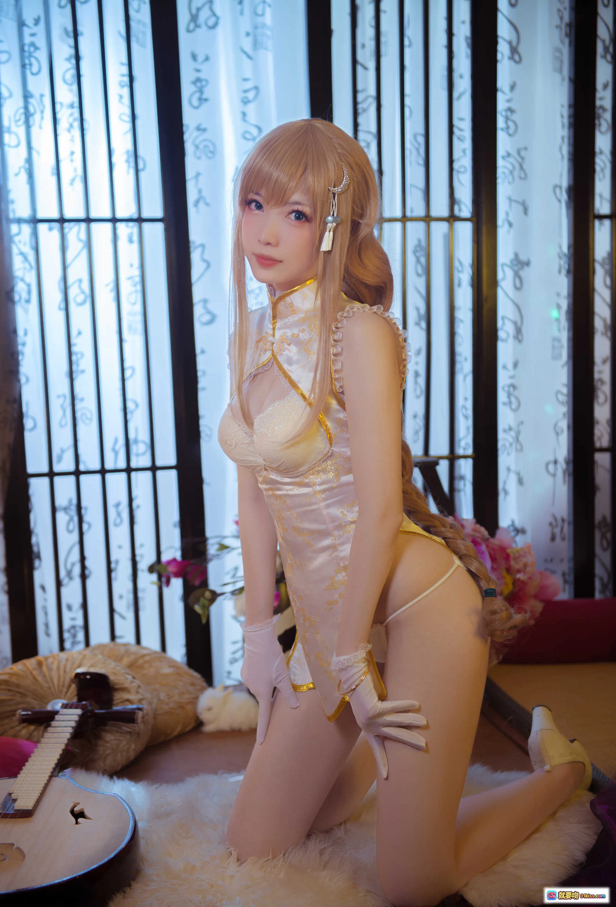 NO.004 妖少you1-宝钗 cosplay 旗袍美少女 金发双马尾 白色蕾丝手套 古风写真 优雅跪姿 毛绒地毯 背景屏风装饰 - 就要吻