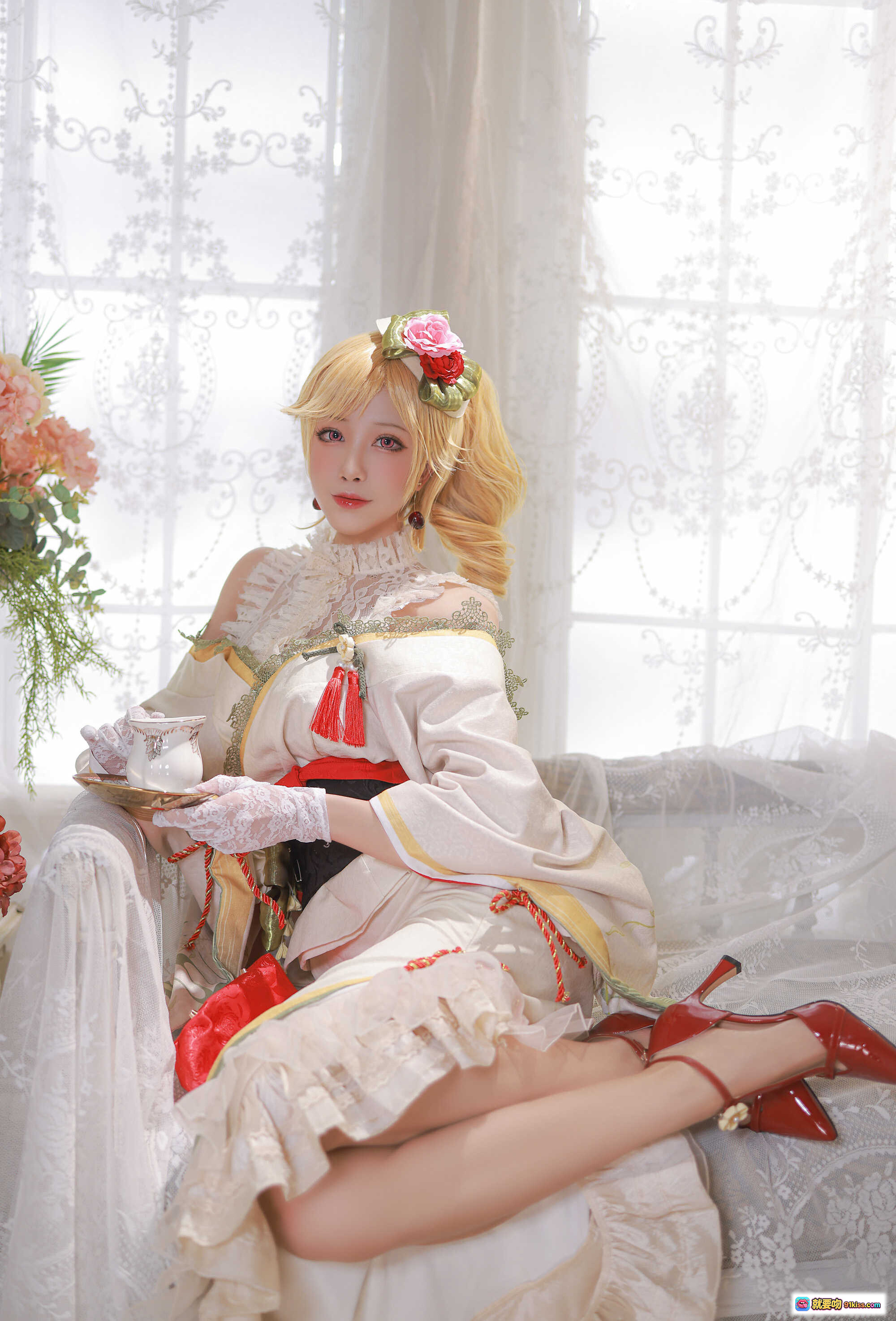 图片[6] - 水淼aqua NO.079新春4套黎塞留COS正片｜洛丽塔和风混搭·红白蕾丝裙·花饰金发·茶会场景·精致妆造 - 就要吻