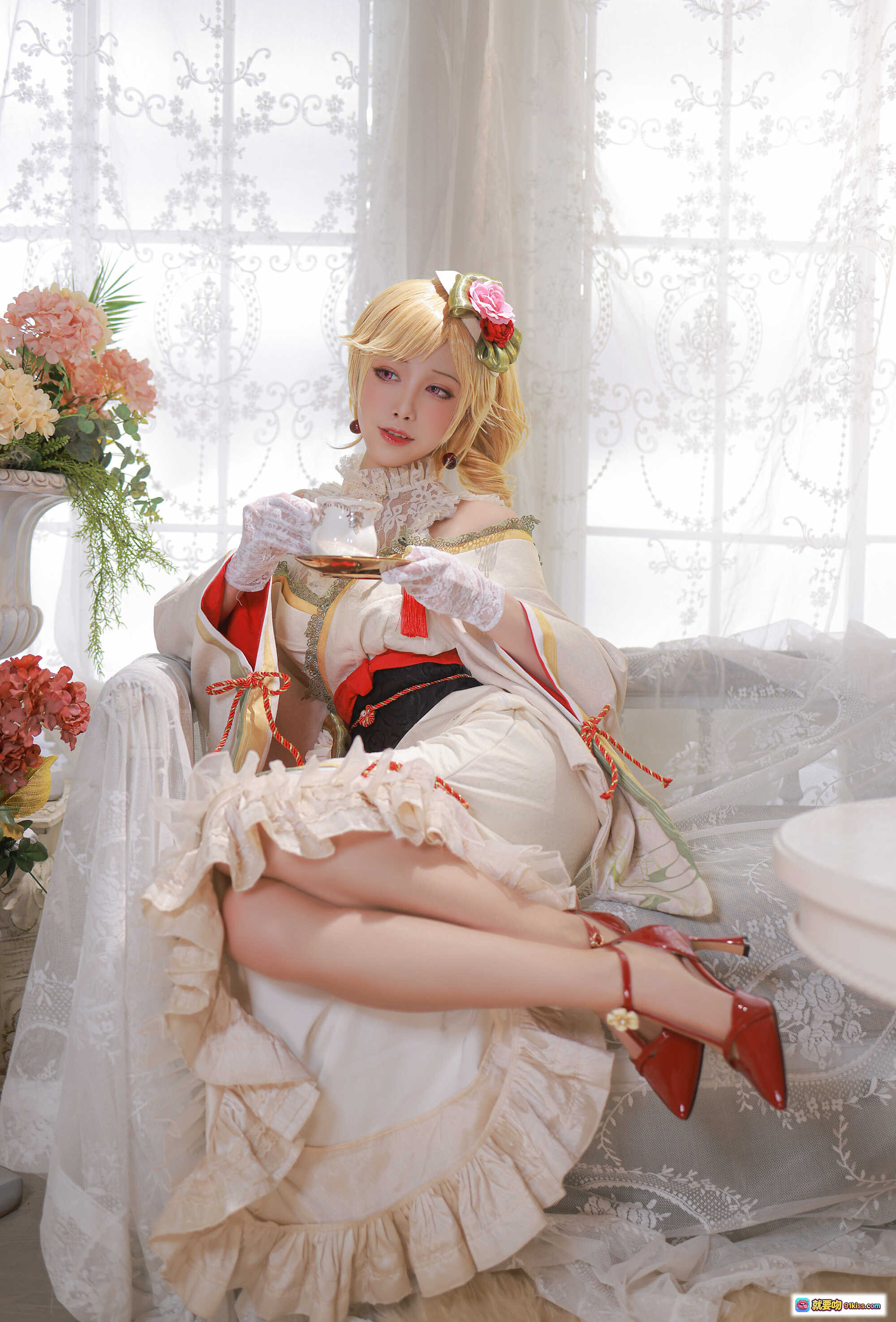 图片[2] - 水淼aqua NO.079新春4套黎塞留COS正片｜洛丽塔和风混搭·红白蕾丝裙·花饰金发·茶会场景·精致妆造 - 就要吻