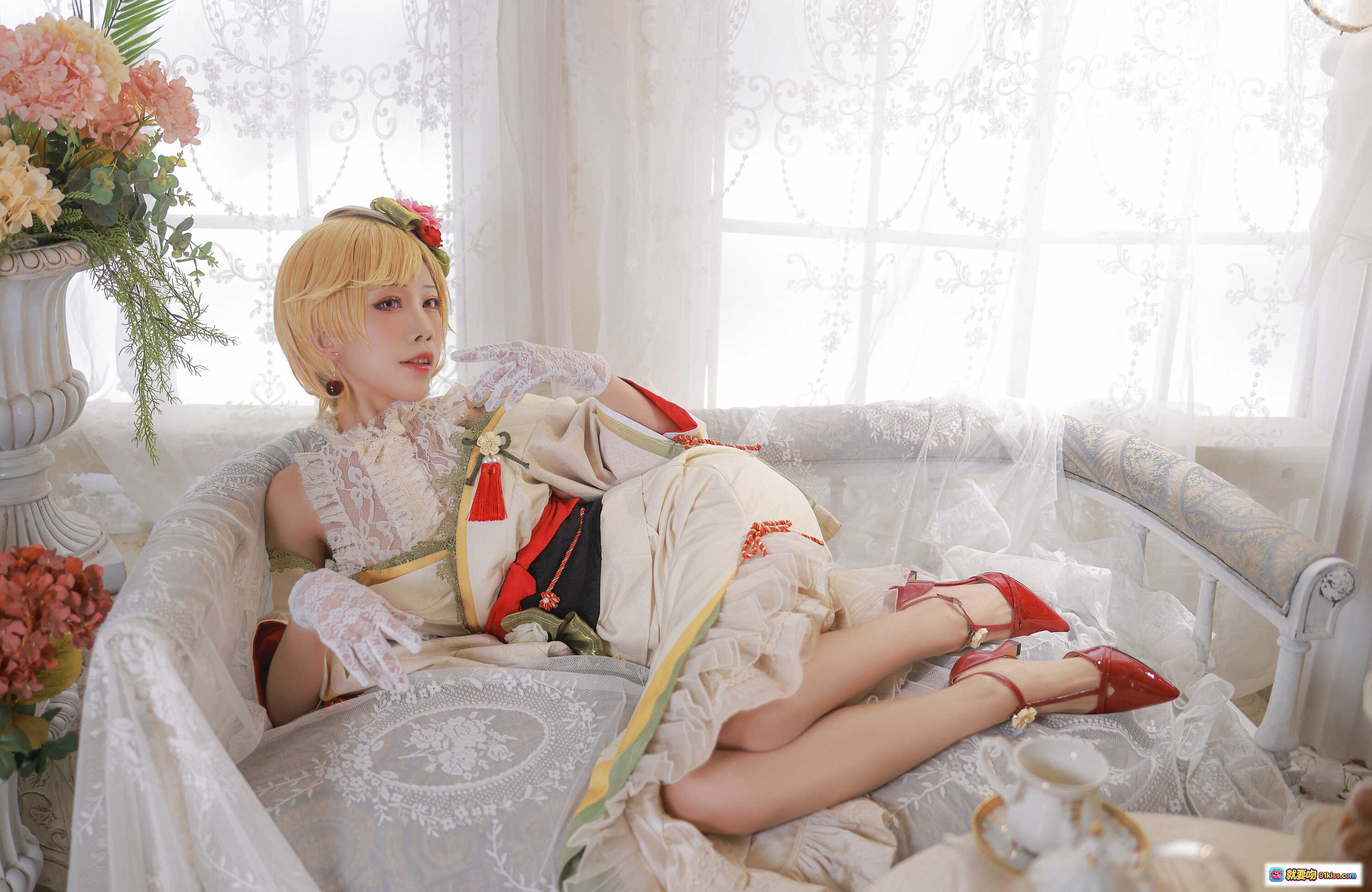 图片[10] - 水淼aqua NO.079新春4套黎塞留COS正片｜洛丽塔和风混搭·红白蕾丝裙·花饰金发·茶会场景·精致妆造 - 就要吻