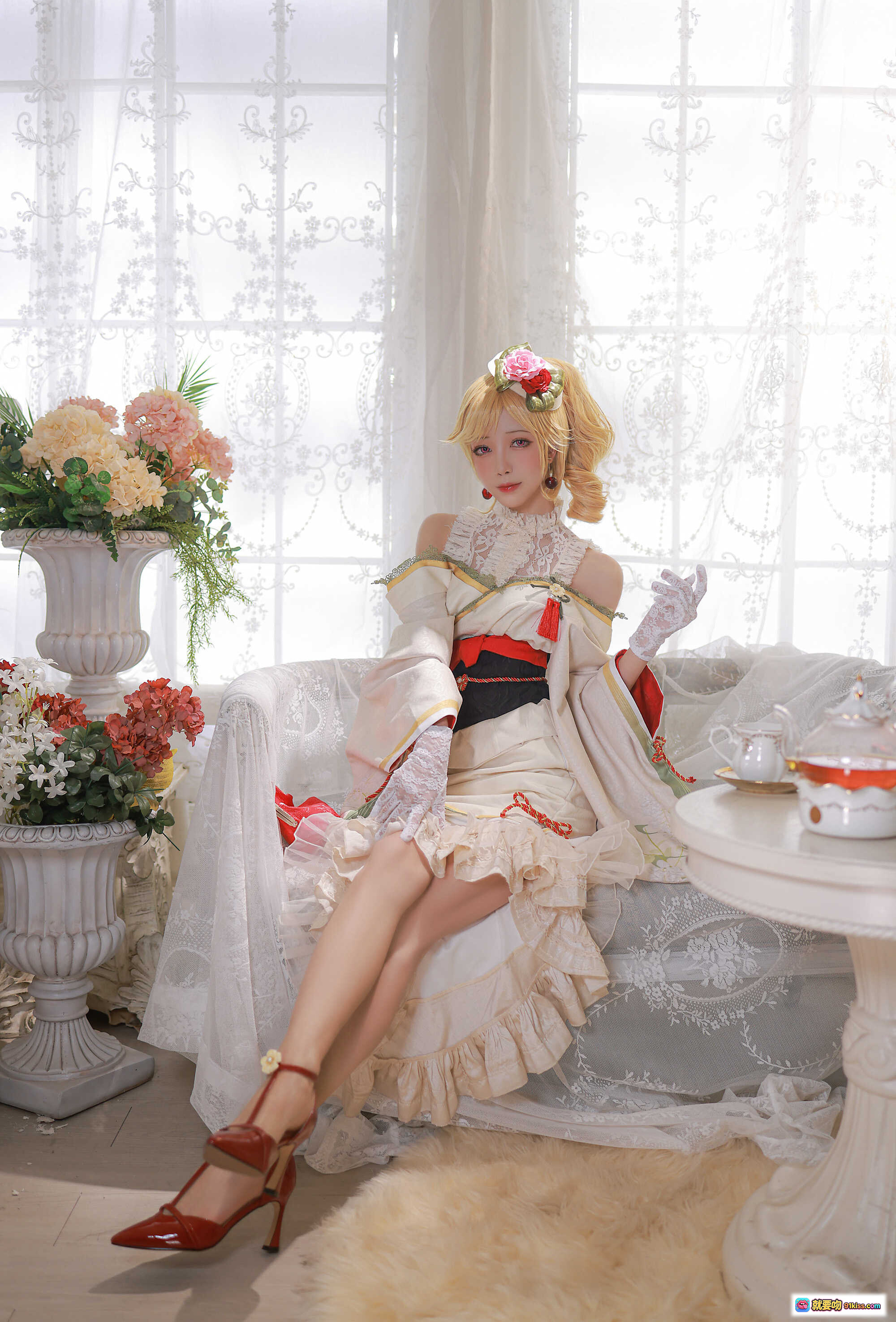 图片[8] - 水淼aqua NO.079新春4套黎塞留COS正片｜洛丽塔和风混搭·红白蕾丝裙·花饰金发·茶会场景·精致妆造 - 就要吻