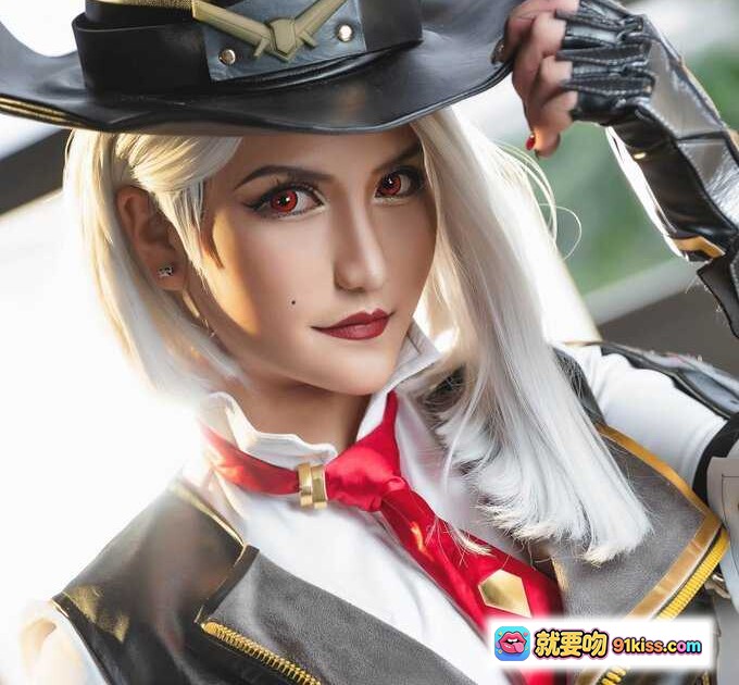 图片[1] - 夏鸽鸽不想起床NO.014推特包288P98MB 白发红瞳cosplay 黑帽红领结 皮衣造型 精致妆容 高清写真集 - 就要吻