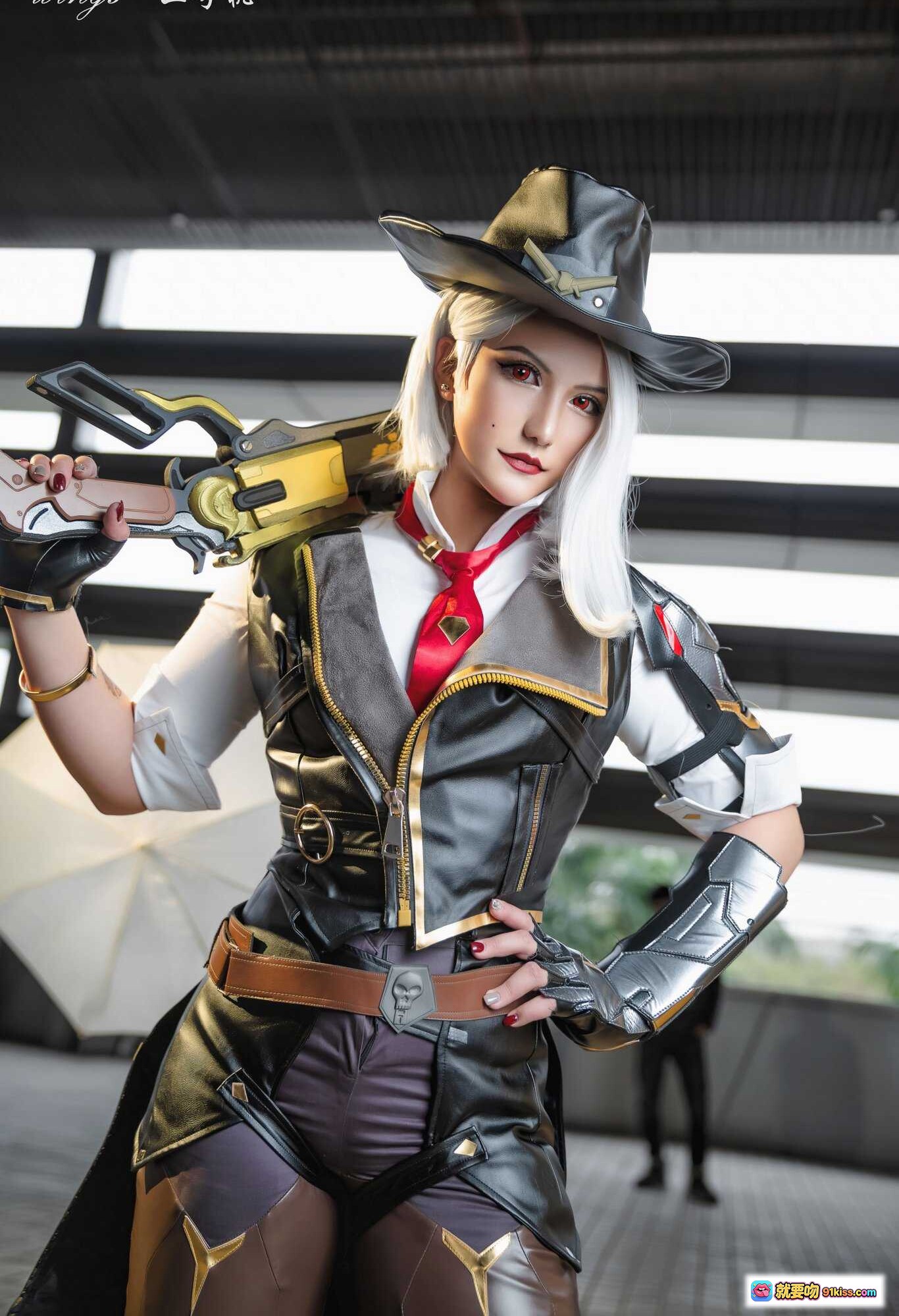 图片[2] - 夏鸽鸽不想起床NO.014推特包288P98MB 白发红瞳cosplay 黑帽红领结 皮衣造型 精致妆容 高清写真集 - 就要吻